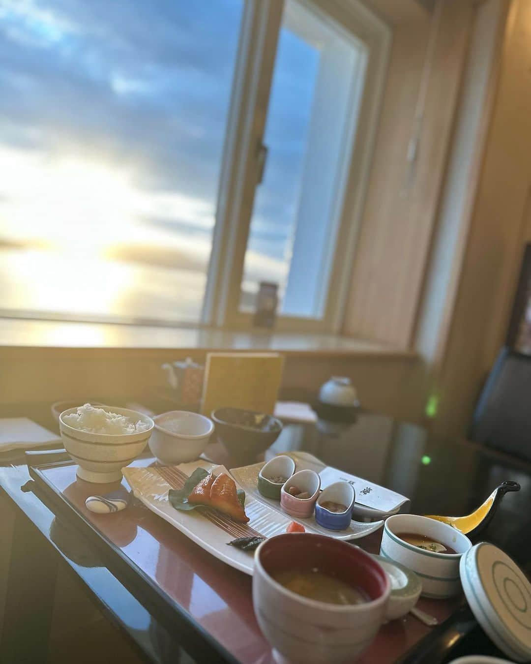 板橋瑠美さんのインスタグラム写真 - (板橋瑠美Instagram)「初♡長崎県！！！ ⁡ 最高すぎるホテルに宿泊して興奮が止まりません！ꉂ笑꒱ ⁡ ⁡ 昨日に長崎についてからパサージュ琴海チェックイン✨ ⁡ ⁡ お部屋がすごい！！！ なんと超豪華なサウナ付きのスイートルームに宿泊できてしまったんです！^ ^ ⁡ ご飯も最高に美味しすぎて、海の幸も美味しすぎて本当ありがたみが🥹 ⁡ ⁡ 激うまな焼酎と刺身ってもうなんともいえない！❤️ ⁡ ⁡ この焼酎の食器が１つ5000円の有田焼✨✨ ⁡ すんごい美しくてお酒が進む進む！ꉂ笑꒱ ⁡ ⁡ しかも朝はオーシャンビューで寝起きも景色が最高すぎるし、 朝食も海を見ながら最高な絶景で食事ができました^ ^ ⁡ ⁡ ⁡ もっと早くきてたら温水プールとか、カラオケしたかったーー！！ꉂ笑꒱ ⁡ ⁡ ⁡ 昨日は結婚式がたまたまあって、なんと！打ち上げ花火が上がってて最高に綺麗でした♡ ⁡ こんな近くで見れるなんてー！！！と感動しちゃった🥺 ⁡ ⁡ ⁡ そしてすぐ歩いてゴルフ場へ行けるなんて最高すぎる！！！！ずっといたい!毎週来たい！！！！て思うくらい❤️ꉂ笑꒱ ⁡ ⁡ 実はメンバーさんじゃなくても電話であれば予約取れるみたいですよ㊙️((((･´ω`･)))) @p ⁡ ⁡ ⁡ それでは、RUMIRINGO CUPは明日ポストします^ ^！ ⁡ ⁡ ⁡ 明日から福岡入り、からの明後日から宮﨑入り！！ ⁡ ⁡ 11/23の宮﨑開催のRUMIRINGO CUP、お越しの皆様、どうぞよろしくお願い申し上げます。 ⁡ ⁡ 23、宮崎でラウンドできる方、最終３日前20日〆切するので明日までならセーフです！！ ⁡ ⁡ 来れる方DMください！^ ^是非お待ちしてますーーー❤️ ⁡ ⁡ ⁡ ⁡ ということで、長崎最高ー❤️ パサージュ最高ーーー🩷  @passage_kinkai」11月19日 21時19分 - rumi_official_0616