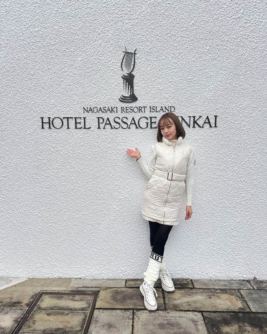 板橋瑠美さんのインスタグラム写真 - (板橋瑠美Instagram)「初♡長崎県！！！ ⁡ 最高すぎるホテルに宿泊して興奮が止まりません！ꉂ笑꒱ ⁡ ⁡ 昨日に長崎についてからパサージュ琴海チェックイン✨ ⁡ ⁡ お部屋がすごい！！！ なんと超豪華なサウナ付きのスイートルームに宿泊できてしまったんです！^ ^ ⁡ ご飯も最高に美味しすぎて、海の幸も美味しすぎて本当ありがたみが🥹 ⁡ ⁡ 激うまな焼酎と刺身ってもうなんともいえない！❤️ ⁡ ⁡ この焼酎の食器が１つ5000円の有田焼✨✨ ⁡ すんごい美しくてお酒が進む進む！ꉂ笑꒱ ⁡ ⁡ しかも朝はオーシャンビューで寝起きも景色が最高すぎるし、 朝食も海を見ながら最高な絶景で食事ができました^ ^ ⁡ ⁡ ⁡ もっと早くきてたら温水プールとか、カラオケしたかったーー！！ꉂ笑꒱ ⁡ ⁡ ⁡ 昨日は結婚式がたまたまあって、なんと！打ち上げ花火が上がってて最高に綺麗でした♡ ⁡ こんな近くで見れるなんてー！！！と感動しちゃった🥺 ⁡ ⁡ ⁡ そしてすぐ歩いてゴルフ場へ行けるなんて最高すぎる！！！！ずっといたい!毎週来たい！！！！て思うくらい❤️ꉂ笑꒱ ⁡ ⁡ 実はメンバーさんじゃなくても電話であれば予約取れるみたいですよ㊙️((((･´ω`･)))) @p ⁡ ⁡ ⁡ それでは、RUMIRINGO CUPは明日ポストします^ ^！ ⁡ ⁡ ⁡ 明日から福岡入り、からの明後日から宮﨑入り！！ ⁡ ⁡ 11/23の宮﨑開催のRUMIRINGO CUP、お越しの皆様、どうぞよろしくお願い申し上げます。 ⁡ ⁡ 23、宮崎でラウンドできる方、最終３日前20日〆切するので明日までならセーフです！！ ⁡ ⁡ 来れる方DMください！^ ^是非お待ちしてますーーー❤️ ⁡ ⁡ ⁡ ⁡ ということで、長崎最高ー❤️ パサージュ最高ーーー🩷  @passage_kinkai」11月19日 21時19分 - rumi_official_0616