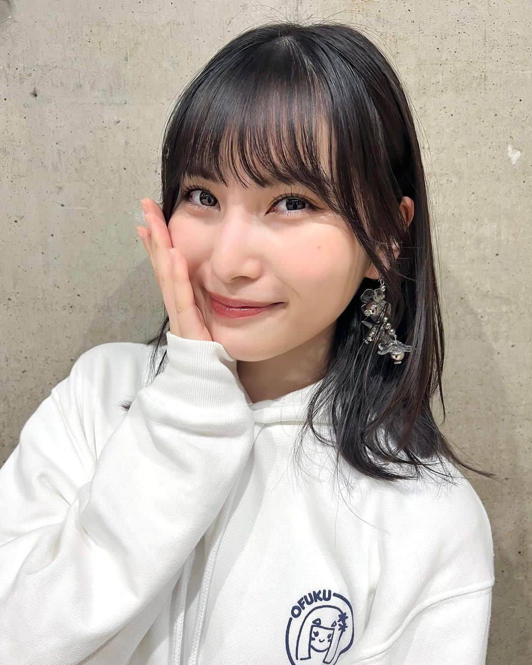 福岡聖菜さんのインスタグラム写真 - (福岡聖菜Instagram)「握手会二日間ありがとう🫶 今日はグッズのフーディーをちょっと辛口合わせ！  次は12月に会いましょうね〜  #握手会 #パーカーコーデ #せいちゃんの私服日記」11月19日 21時19分 - seina___ff