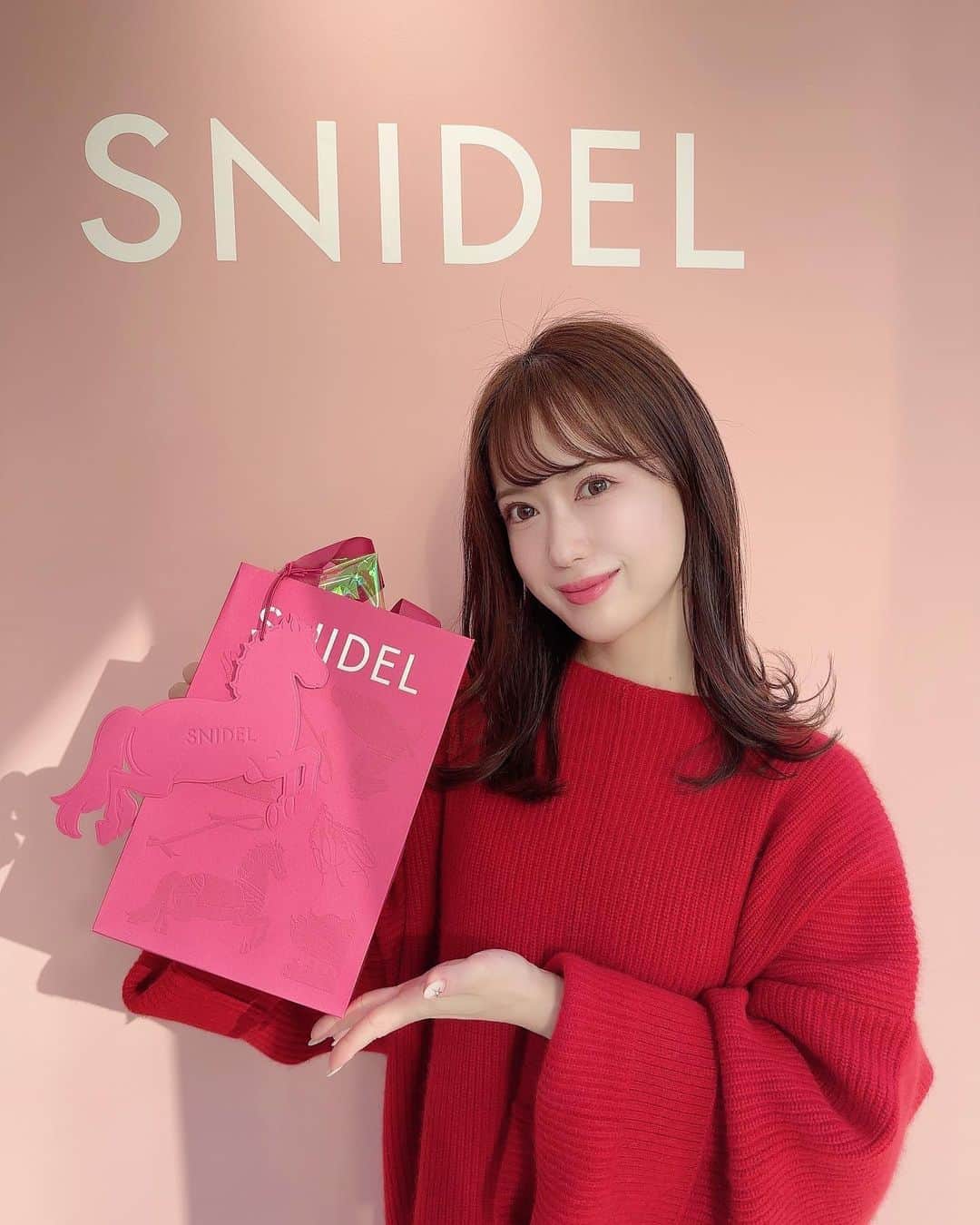 mami 宝島社のインスタグラム：「SNIDELの限定ホリデーイベント🎄💕 クリスマスディナーに着ていけそうな 可愛いお洋服はもちろん、 SNIDELbeautyのコスメも小物類も ぜんぶかわいかった…🧁💕  冬に似合いそうなアイテムが たくさんあってクリスマスが一気に楽しみに🎄💕  そしてカフェのケーキとラテも美味しかった♡  #PR #SNIDEL #スナイデル #23WinterSNIDEL #snowmagicholiday #POPUP」