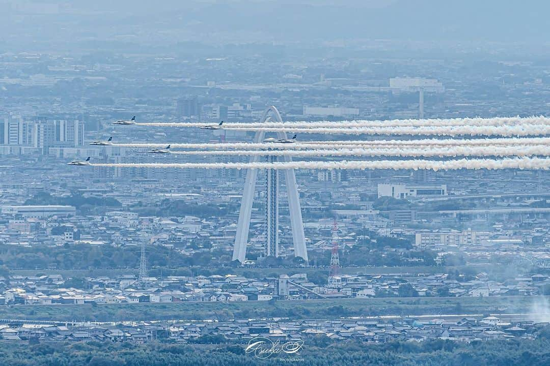 Asuka（明日香）のインスタグラム：「* * 岐阜基地航空祭2023 * * ちょいトリで木曽三川公園 138タワーパークと一緒に✈︎ 2023.11.12  α1 × FE 100-400mm F4.5-5.6 GM OSS  #岐阜基地航空祭 #岐阜基地航空祭2023  #ブルーインパルス  #岐阜 #岐阜市 #sky #japan #sonyalpha  #SonyImages #alpha_newgeneration #yourshotphotographer #sony #α1  #木曽三川公園138タワーパーク」