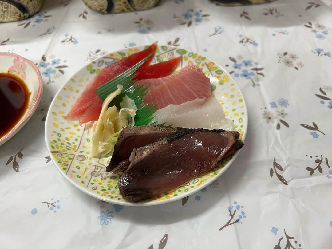 かこさんのインスタグラム写真 - (かこInstagram)「丼丸さんに行ったらアルバイトの高校生の方が私たちのファンだそうで🥹✨当日は学校で会えなかったのですが、店長さんから素敵なイラストをいただきました🥹✨めちゃくちゃ可愛いイラスト😭💓ありがとうございます🙇次は会えたらいいな🥰あとは載せきれやんかった写真🍣 #丼丸 #どんまる #海鮮丼 #海鮮 #お刺身 #ユッケ #大食い #はらぺこツインズ #双子 #먹방 #대식가 #먹팔 #먹팔해요 #먹스타그램 #대식가 #mukbank #大胃王 #モッパン #ความตะกละ  #Gula」11月19日 21時13分 - harapeko__kako