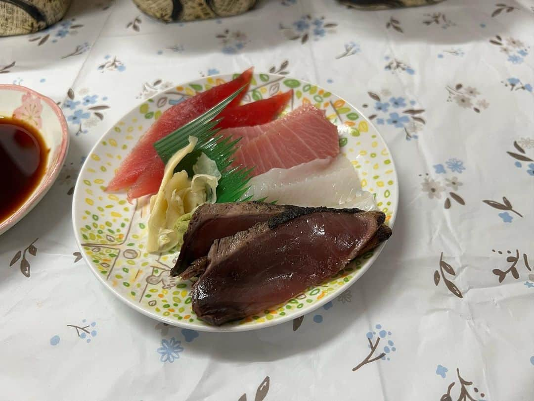 かこさんのインスタグラム写真 - (かこInstagram)「丼丸さんに行ったらアルバイトの高校生の方が私たちのファンだそうで🥹✨当日は学校で会えなかったのですが、店長さんから素敵なイラストをいただきました🥹✨めちゃくちゃ可愛いイラスト😭💓ありがとうございます🙇次は会えたらいいな🥰あとは載せきれやんかった写真🍣 #丼丸 #どんまる #海鮮丼 #海鮮 #お刺身 #ユッケ #大食い #はらぺこツインズ #双子 #먹방 #대식가 #먹팔 #먹팔해요 #먹스타그램 #대식가 #mukbank #大胃王 #モッパン #ความตะกละ  #Gula」11月19日 21時13分 - harapeko__kako