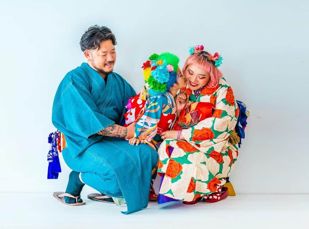 miniさんのインスタグラム写真 - (miniInstagram)「Ariel🫧七五三🧜🏽‍♀️💓💜💚 by @kobune.photo   親子でも小舟WoRLDに入れていただき、写真撮ってもらった💓💟✨✨✨  私達家族らしい😜⚡️小舟WoRLD全開のド派手な七五三にしてもらいました🤪⚡️⚡️⚡️💓💚  とってもお気に入りでパネルにしてお家に飾る予定😍🫶🏽💞  本当に本当にありがとうございました🙏🏽⚡️✨✨✨  #kobune #kobunephoto #753 #七五三 #3歳 #3歳七五三 #アンティーク着物 #キッズアンティーク着物 #vintagekids #kimono #vintagekimono #kidsvintagekimono #familyphotography」11月19日 21時20分 - mini.stagram