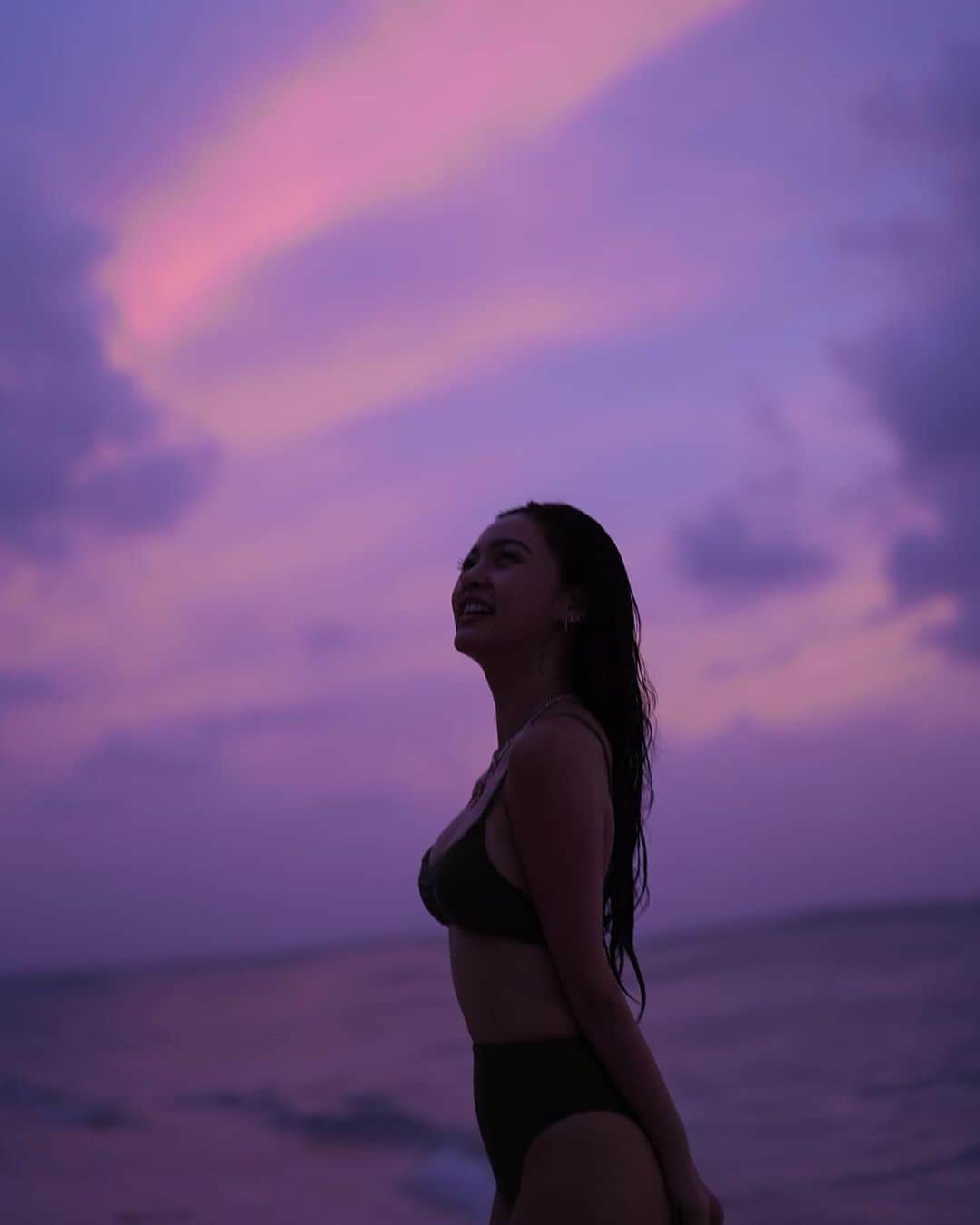 Kim Chiuさんのインスタグラム写真 - (Kim ChiuInstagram)「Chasing sunset!!!🌅  “That kind of girl that gets really excited when the sky is in pretty colors!!!🥰🥹😍💗 Blessed Sunday indeed!🙏🏻   #Chiurista #ootdksyc #HMTropicalEssentials @hm」11月19日 21時16分 - chinitaprincess