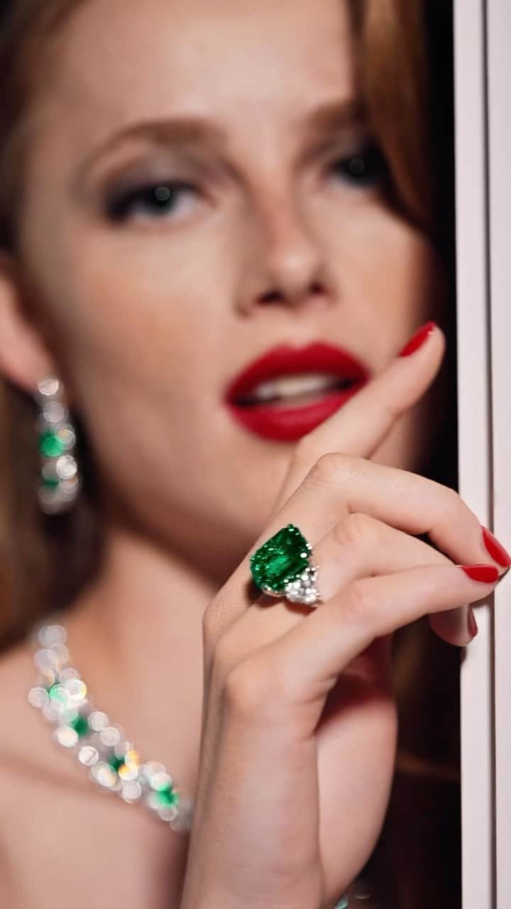 Graffのインスタグラム：「Opulent colour. The extraordinary gift of diamonds and emeralds should be at the top of your list.  #GraffWishes #GraffDiamonds」