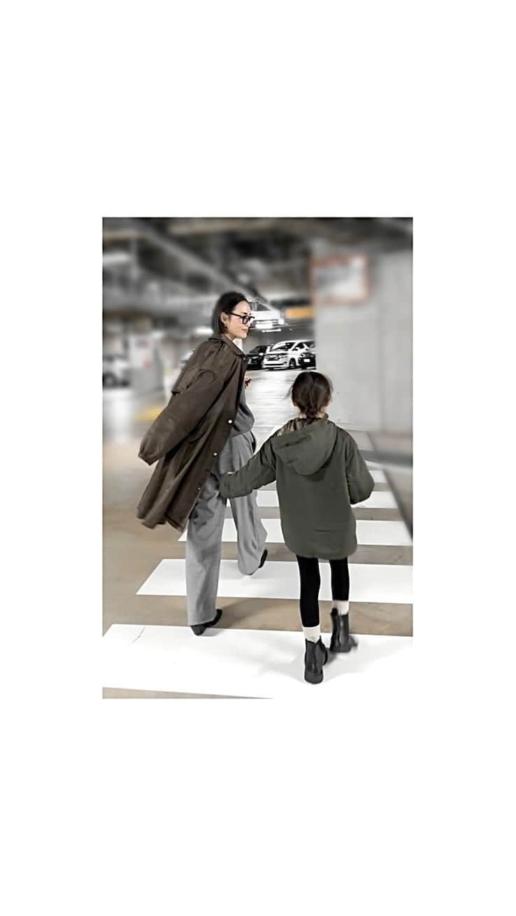 小林有里のインスタグラム：「♡ ﾃｸﾃｸ🚶🚶🏻‍♀️🚶‍♂️🎵 . . おチビの背が ぐんぐん伸びてます♡ . . そして、 最近のアウターと言えばコレ♡ 焦茶ってとこがまた...🐻🤎 . . . outer... @herin.cye  knit... @lazo_n33_official  pants... @gu_for_all_  bag... @xnihilo.jp  👓... @nochinooptical  . . . . . #kobafashion  #weekend」