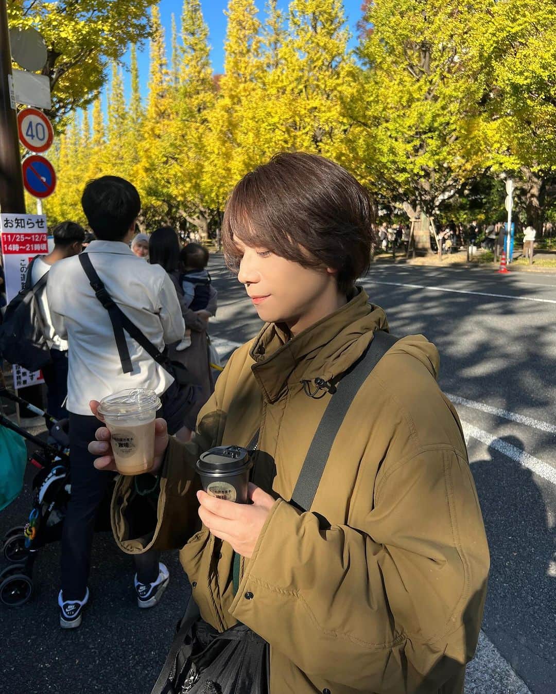 馬場健太さんのインスタグラム写真 - (馬場健太Instagram)「いちょう並木やっと見れた✌🏻 もう少しで見頃かな〜って感じやったけど、人めっちゃ多かった🏃  最近は特にイチョウ並木見に行ってからラテマニ来てくれる方が沢山です！ 並んでお待ちいただいた皆様、本当にありがとうございますっ！！🫶🏻 風邪ひかないようにだけ十分お気をつけください🤧  本日もご来店ありがとうございました☕️ また明日からもお待ちしております。  #神宮外苑いちょう並木  #いちょう並木  #LATTEARTMANIA #ラテアートマニア #東京カフェ #外苑前カフェ #表参道カフェ」11月19日 21時20分 - kenken_baaaa