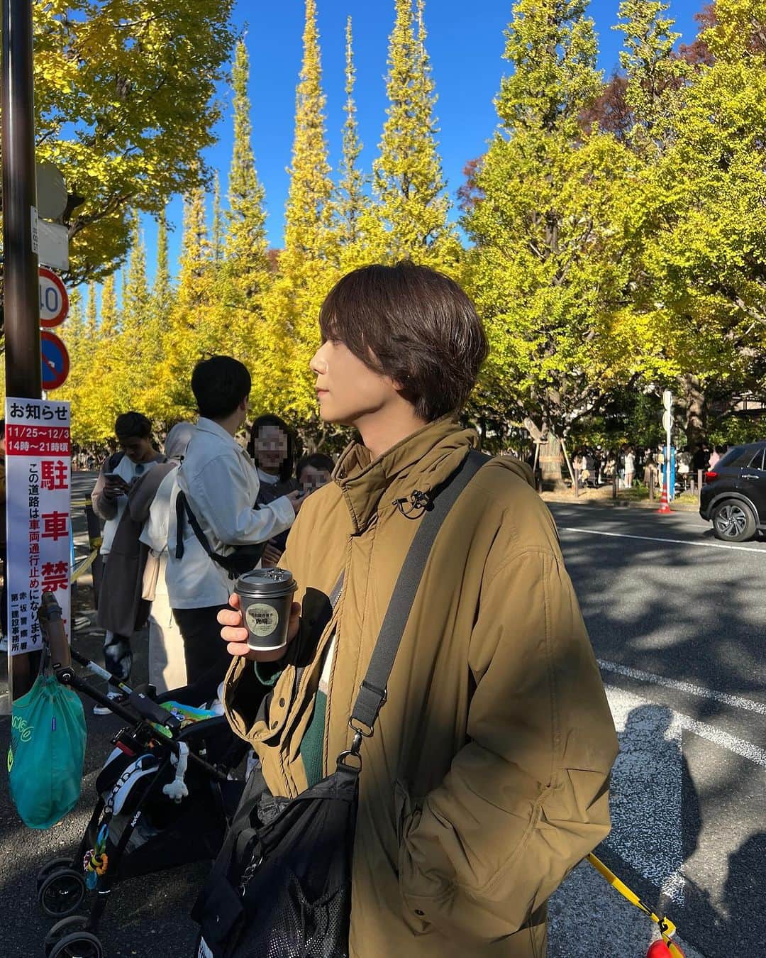 馬場健太さんのインスタグラム写真 - (馬場健太Instagram)「いちょう並木やっと見れた✌🏻 もう少しで見頃かな〜って感じやったけど、人めっちゃ多かった🏃  最近は特にイチョウ並木見に行ってからラテマニ来てくれる方が沢山です！ 並んでお待ちいただいた皆様、本当にありがとうございますっ！！🫶🏻 風邪ひかないようにだけ十分お気をつけください🤧  本日もご来店ありがとうございました☕️ また明日からもお待ちしております。  #神宮外苑いちょう並木  #いちょう並木  #LATTEARTMANIA #ラテアートマニア #東京カフェ #外苑前カフェ #表参道カフェ」11月19日 21時20分 - kenken_baaaa