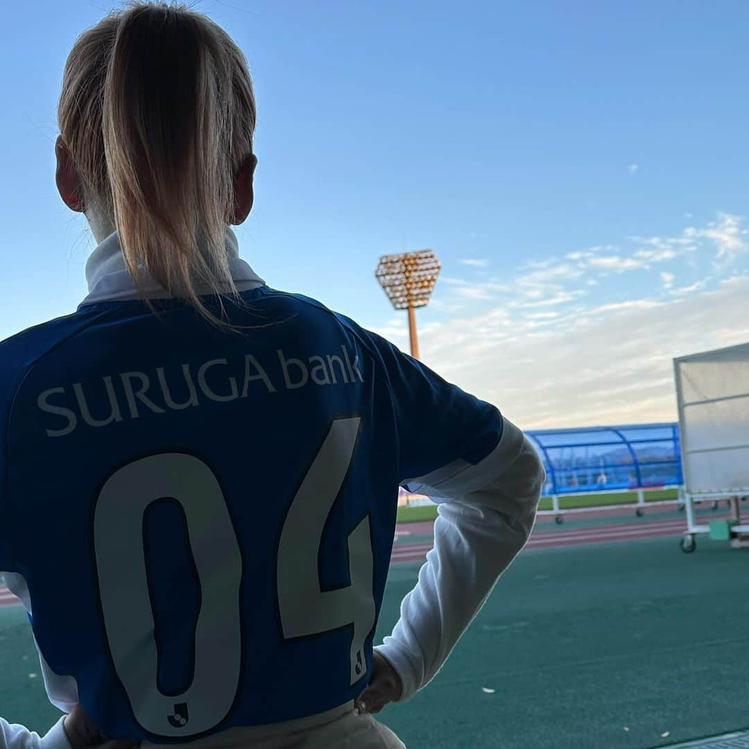 高槻かなこさんのインスタグラム写真 - (高槻かなこInstagram)「#アスルクラロ沼津　⚽️ コラボ試合とってもたのしかった！！ みんなも寒い中、一緒に応援しに来てくれてありがとう！📣  アスルくんがハンカチくれた可愛い🩵🦁」11月19日 21時21分 - kanako.tktk