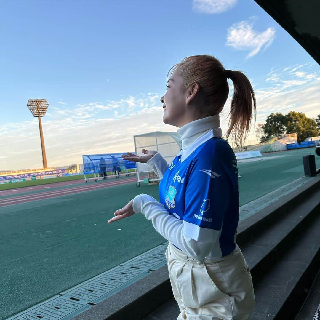 高槻かなこさんのインスタグラム写真 - (高槻かなこInstagram)「#アスルクラロ沼津　⚽️ コラボ試合とってもたのしかった！！ みんなも寒い中、一緒に応援しに来てくれてありがとう！📣  アスルくんがハンカチくれた可愛い🩵🦁」11月19日 21時21分 - kanako.tktk