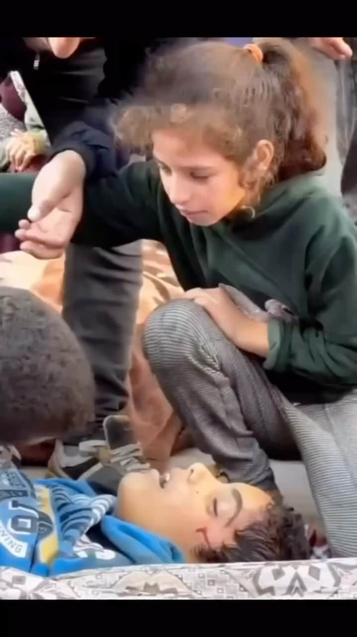 ゲームのインスタグラム：「A little girl bids farewell to her little brother who was killed by an air strike in Gaza.     متى كبرت هذه الطفله لكي تقوم بدور الأم  ‎طفلة تودع شقيقها و تواسي آخر في غزه」