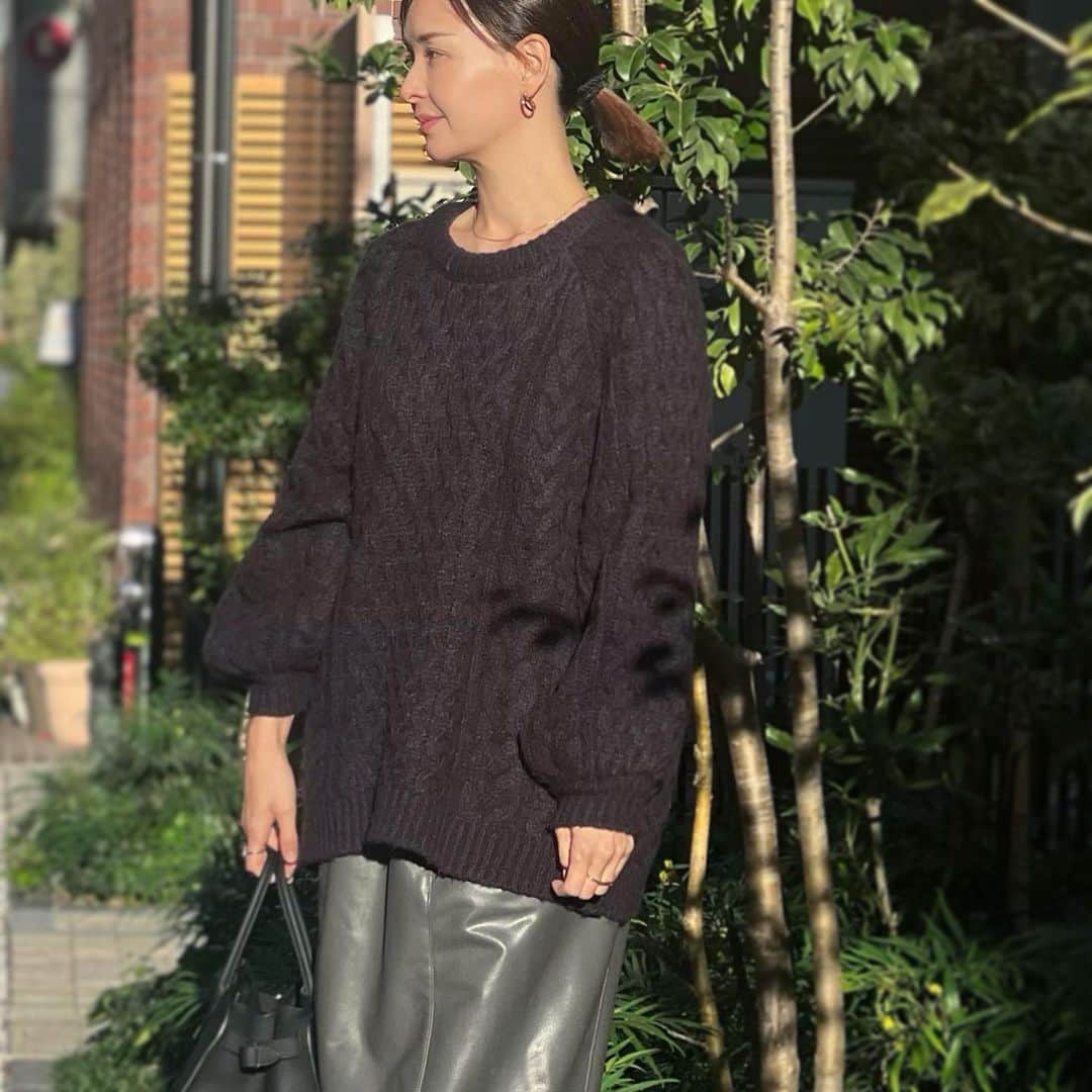 乙黒えりさんのインスタグラム写真 - (乙黒えりInstagram)「リラックスモード週末♡習い事はしごして夕方は子供のリクエストで数年ぶりにカラオケへ🎤 長女も次女も楽しそうだったなぁ✨☺️ なんか私も試しに歌ってみるかって思って歌ったら全然歌えなくなってるけどこれも老化の一種でしょうか、声が出ません😂笑 すぐに諦めました！  この日は黒&グレーコーデ🩶 柔らかくて着やすいニット🧶黒は一枚持ってるとコーデを迷った時に便利です✨ タイトスカートやマキシスカートでゆったりきるのがすきです！ #ニット　@ranan_official #スカート　#miesrohe  #therow #atelierbrugge」11月19日 21時23分 - ellyotoguro