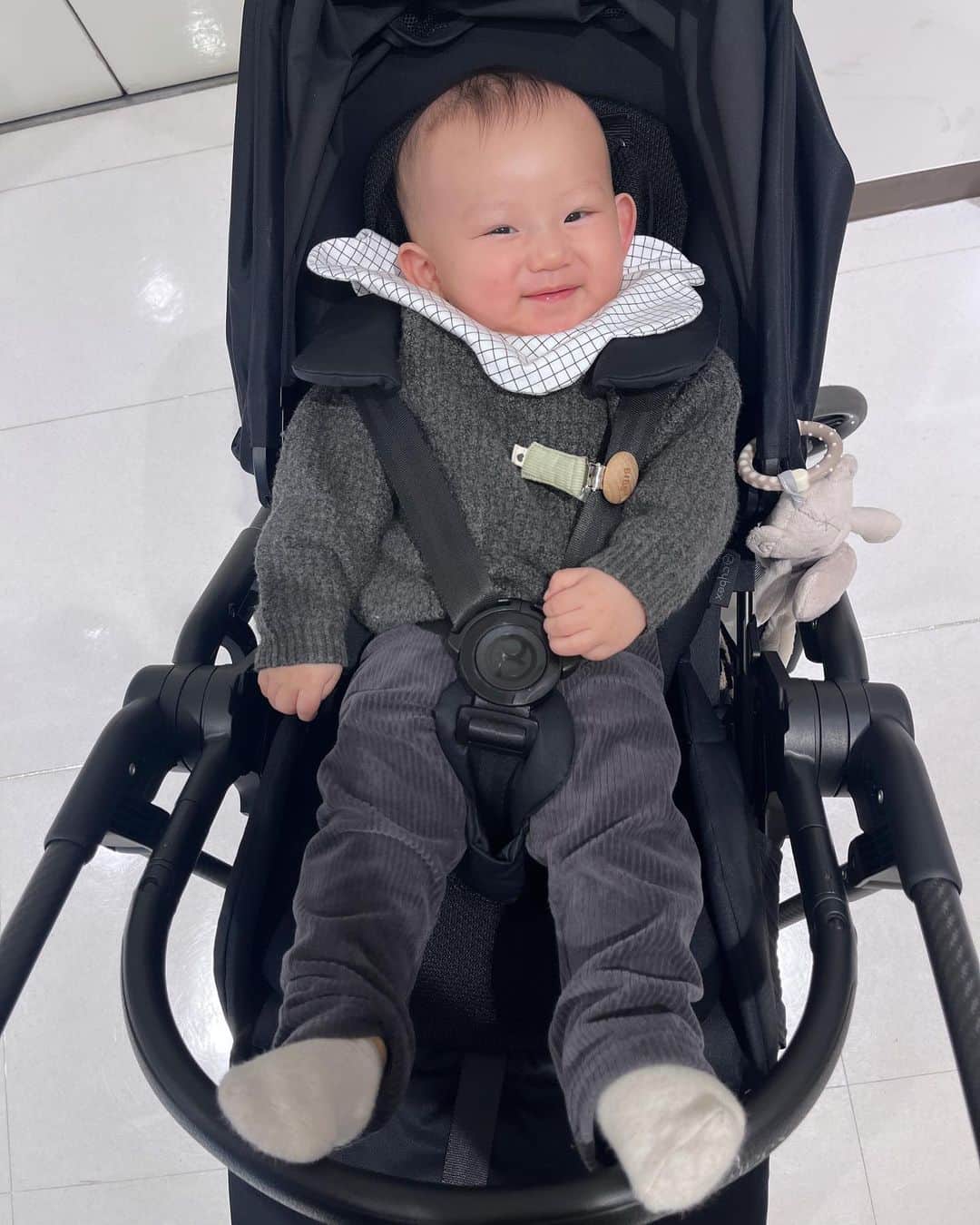 金澤葵さんのインスタグラム写真 - (金澤葵Instagram)「. Happy half birthday🪽Haru.  あっという間に6ヶ月♡ こんなにも大きく元気に成長してくれました  お座りも上手に出来るようになって ハイハイももうすぐかな？  歯も生えてきました！  乳腺炎にも何度もなって大変だったし 慣れない家事、初めての育児だったけど  育児を一緒に頑張ってくれる 仕事行く前に朝ごはん作ってくれる 休みの日は3人で過ごしてくれる旦那さんには感謝です✨  これからも3人で頑張ろうねっ」11月19日 21時24分 - aoi_kanazawa