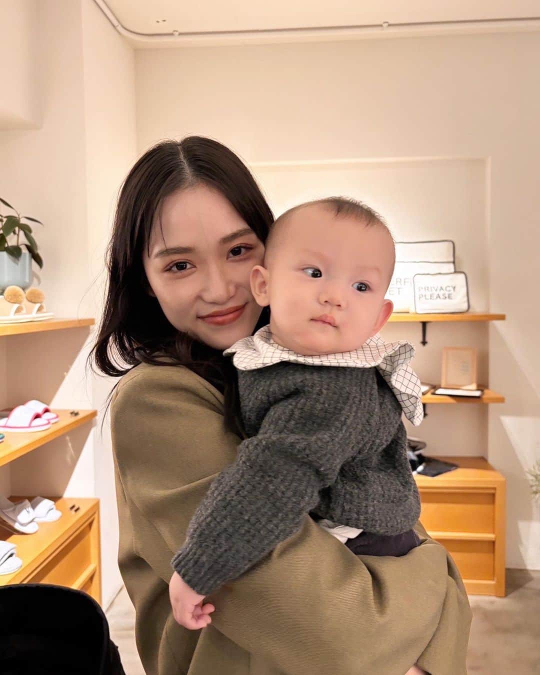 金澤葵さんのインスタグラム写真 - (金澤葵Instagram)「. Happy half birthday🪽Haru.  あっという間に6ヶ月♡ こんなにも大きく元気に成長してくれました  お座りも上手に出来るようになって ハイハイももうすぐかな？  歯も生えてきました！  乳腺炎にも何度もなって大変だったし 慣れない家事、初めての育児だったけど  育児を一緒に頑張ってくれる 仕事行く前に朝ごはん作ってくれる 休みの日は3人で過ごしてくれる旦那さんには感謝です✨  これからも3人で頑張ろうねっ」11月19日 21時24分 - aoi_kanazawa