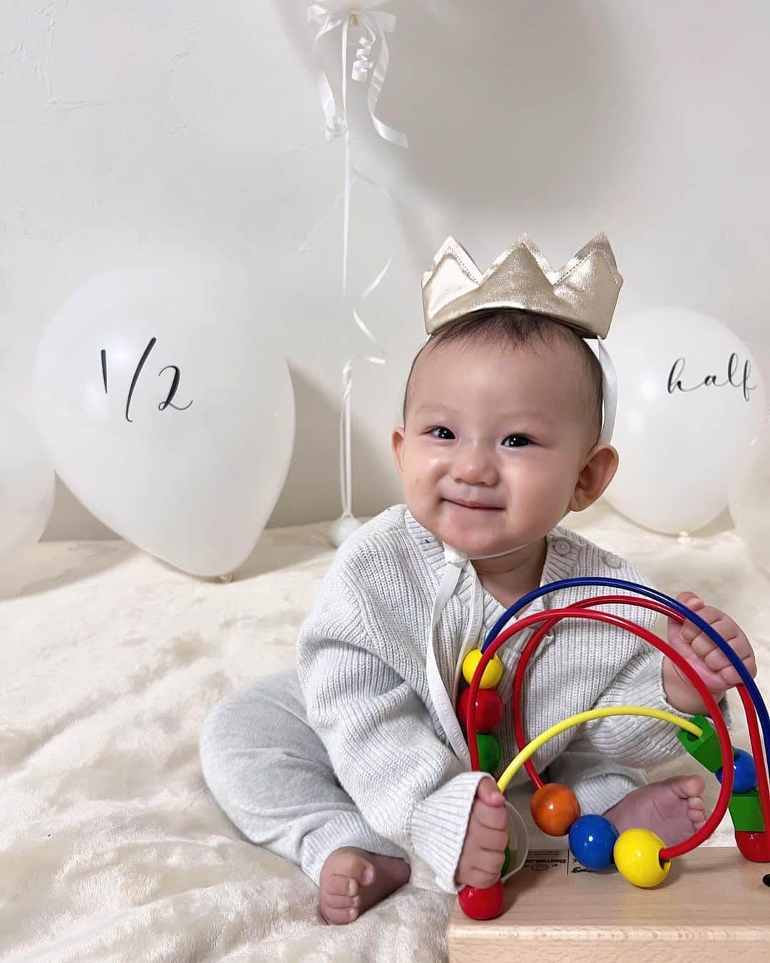 金澤葵さんのインスタグラム写真 - (金澤葵Instagram)「. Happy half birthday🪽Haru.  あっという間に6ヶ月♡ こんなにも大きく元気に成長してくれました  お座りも上手に出来るようになって ハイハイももうすぐかな？  歯も生えてきました！  乳腺炎にも何度もなって大変だったし 慣れない家事、初めての育児だったけど  育児を一緒に頑張ってくれる 仕事行く前に朝ごはん作ってくれる 休みの日は3人で過ごしてくれる旦那さんには感謝です✨  これからも3人で頑張ろうねっ」11月19日 21時24分 - aoi_kanazawa