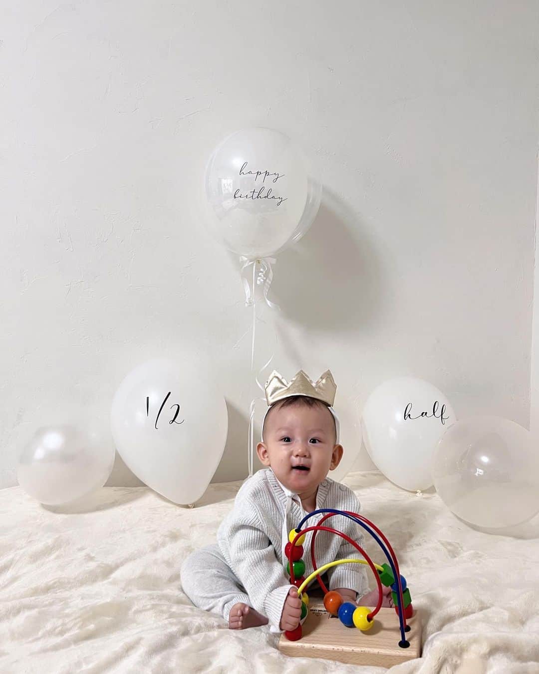 金澤葵さんのインスタグラム写真 - (金澤葵Instagram)「. Happy half birthday🪽Haru.  あっという間に6ヶ月♡ こんなにも大きく元気に成長してくれました  お座りも上手に出来るようになって ハイハイももうすぐかな？  歯も生えてきました！  乳腺炎にも何度もなって大変だったし 慣れない家事、初めての育児だったけど  育児を一緒に頑張ってくれる 仕事行く前に朝ごはん作ってくれる 休みの日は3人で過ごしてくれる旦那さんには感謝です✨  これからも3人で頑張ろうねっ」11月19日 21時24分 - aoi_kanazawa