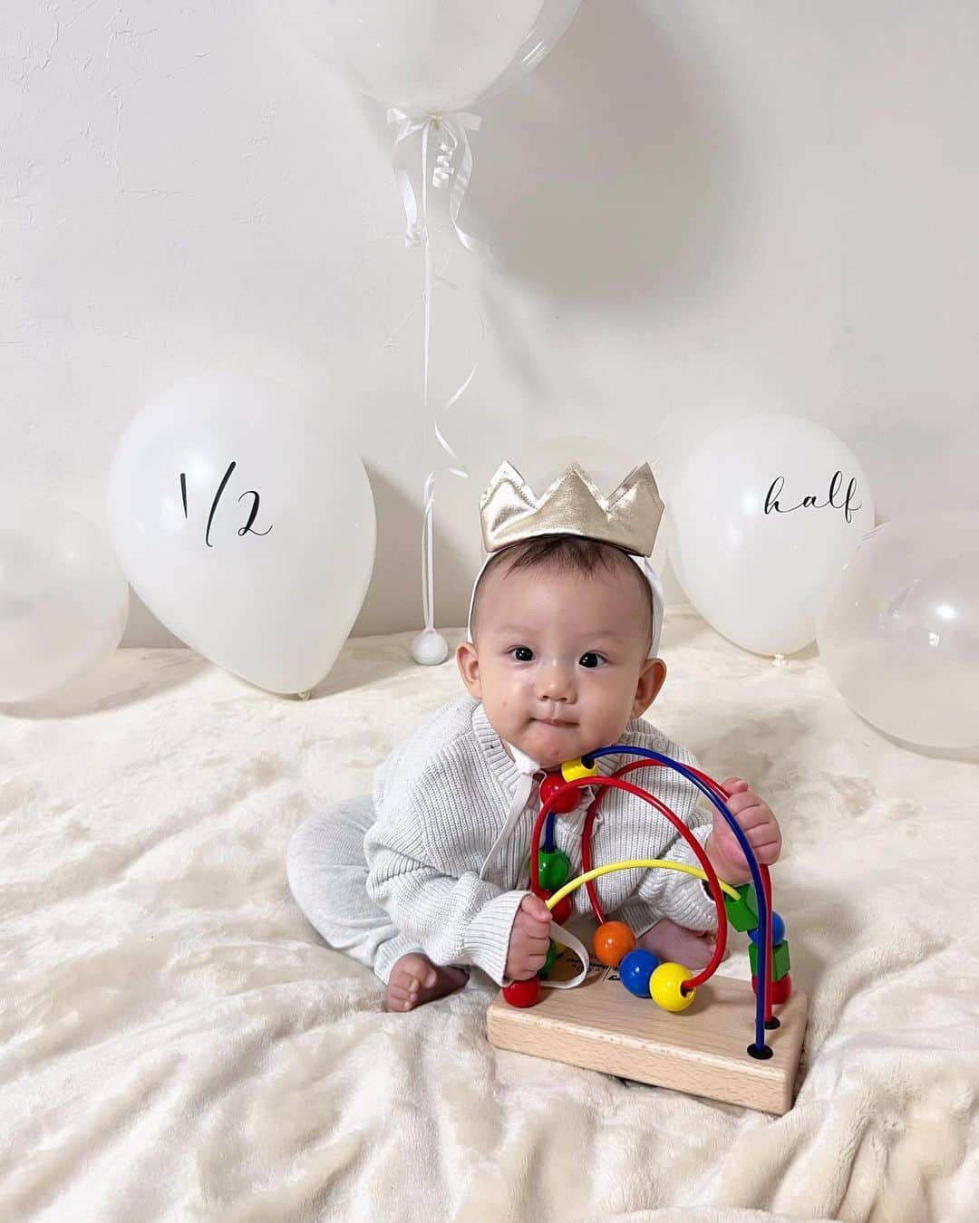 金澤葵さんのインスタグラム写真 - (金澤葵Instagram)「. Happy half birthday🪽Haru.  あっという間に6ヶ月♡ こんなにも大きく元気に成長してくれました  お座りも上手に出来るようになって ハイハイももうすぐかな？  歯も生えてきました！  乳腺炎にも何度もなって大変だったし 慣れない家事、初めての育児だったけど  育児を一緒に頑張ってくれる 仕事行く前に朝ごはん作ってくれる 休みの日は3人で過ごしてくれる旦那さんには感謝です✨  これからも3人で頑張ろうねっ」11月19日 21時24分 - aoi_kanazawa