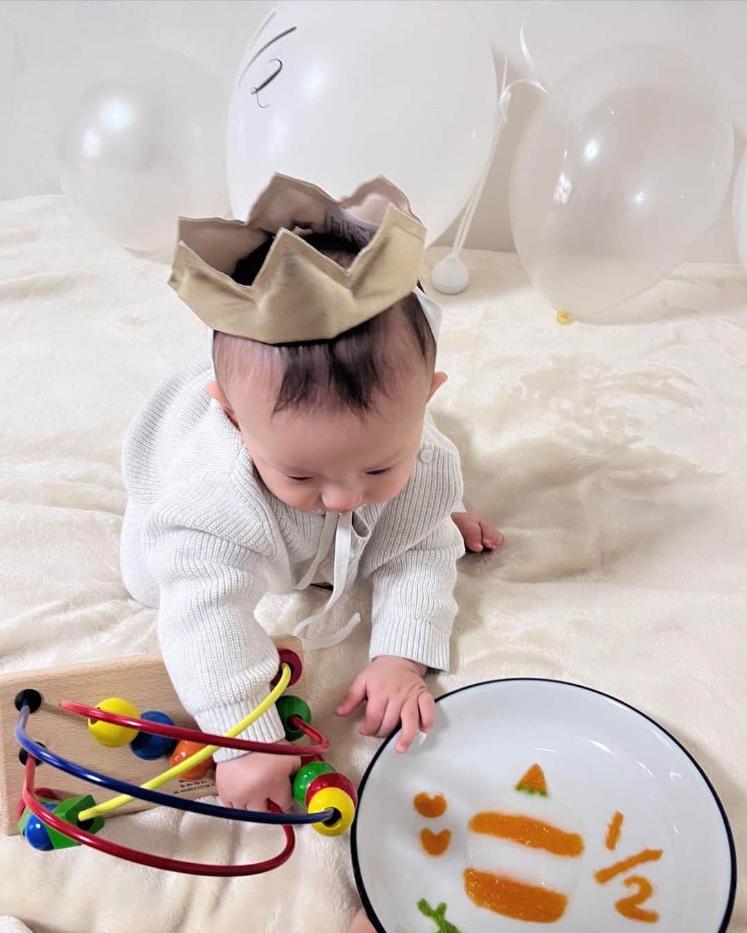 金澤葵さんのインスタグラム写真 - (金澤葵Instagram)「. Happy half birthday🪽Haru.  あっという間に6ヶ月♡ こんなにも大きく元気に成長してくれました  お座りも上手に出来るようになって ハイハイももうすぐかな？  歯も生えてきました！  乳腺炎にも何度もなって大変だったし 慣れない家事、初めての育児だったけど  育児を一緒に頑張ってくれる 仕事行く前に朝ごはん作ってくれる 休みの日は3人で過ごしてくれる旦那さんには感謝です✨  これからも3人で頑張ろうねっ」11月19日 21時24分 - aoi_kanazawa