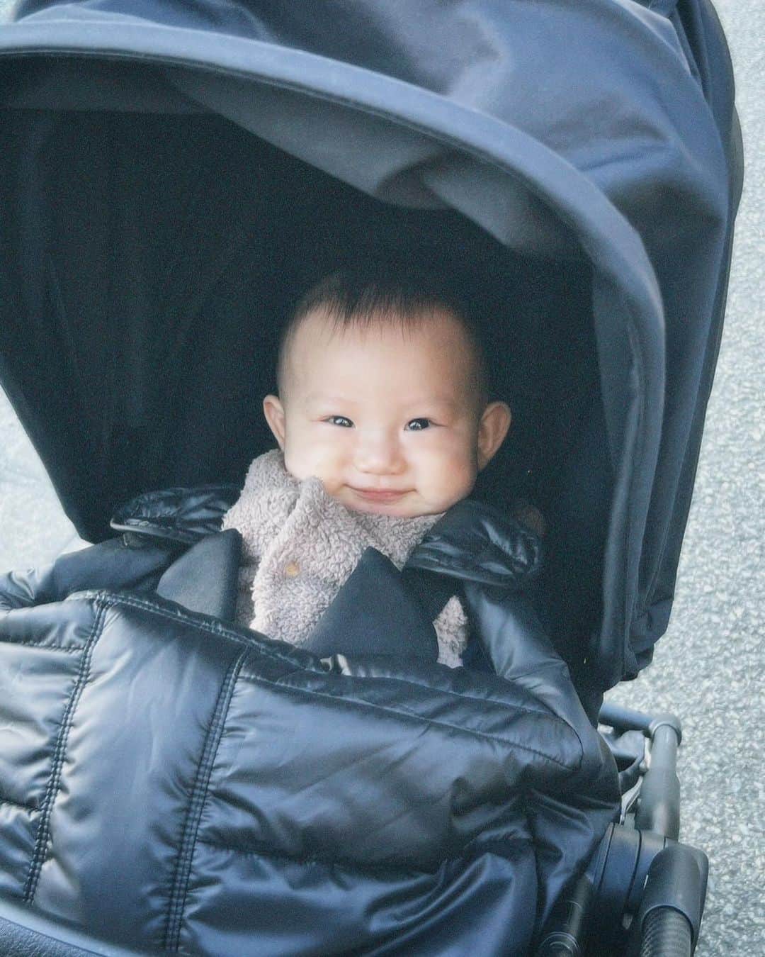 金澤葵さんのインスタグラム写真 - (金澤葵Instagram)「. Happy half birthday🪽Haru.  あっという間に6ヶ月♡ こんなにも大きく元気に成長してくれました  お座りも上手に出来るようになって ハイハイももうすぐかな？  歯も生えてきました！  乳腺炎にも何度もなって大変だったし 慣れない家事、初めての育児だったけど  育児を一緒に頑張ってくれる 仕事行く前に朝ごはん作ってくれる 休みの日は3人で過ごしてくれる旦那さんには感謝です✨  これからも3人で頑張ろうねっ」11月19日 21時24分 - aoi_kanazawa