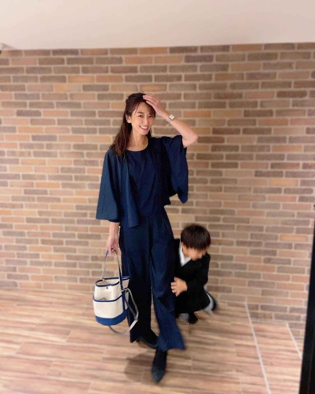 阿川麻美さんのインスタグラム写真 - (阿川麻美Instagram)「息子の習い事帰りの一コマ。  突進されてる図。 普段こんなん。笑 暴れすぎて息子見えない🤣  この日は塾だったので 息子も私もフォーマル。  バッグは @miyabi.j515 のもの💓  年々コンパクトになっていくママバッグ👶 バケツ型ショルダーがお気に入り👍  丈夫で軽く、長持ちが売りの本格国産帆布製で、 マチも広く見た目以上の収納力で おむつに着替え、飲み物にお菓子、 おもちゃまで入っちゃう！  SDGｓにも対応、地球にやさしい天然素材のコットン100％素材で カラーオーダーはなんと23色対応💓 私は合わせやすいネイビーでお願いしました！ 丸いフォルムが可愛すぎる💕  #pr #雅〈MIYABI〉 #madeinjapan #高嶋三宝#mamabag #クリスマスプレゼント#ママバッグ」11月19日 21時25分 - asamichi922