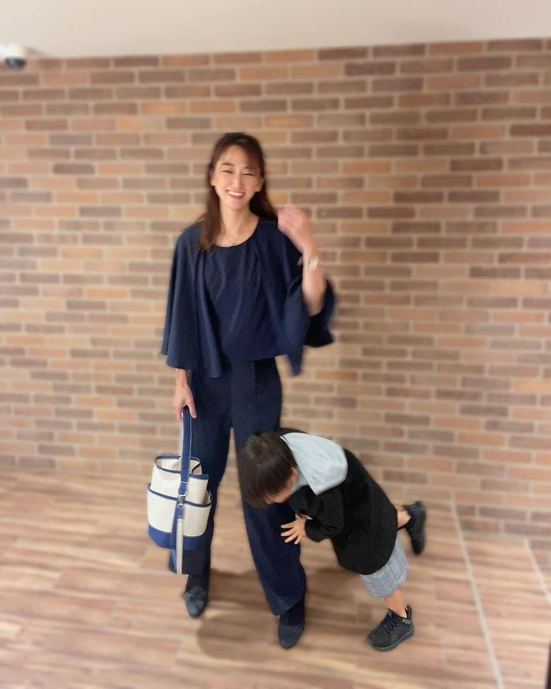 阿川麻美さんのインスタグラム写真 - (阿川麻美Instagram)「息子の習い事帰りの一コマ。  突進されてる図。 普段こんなん。笑 暴れすぎて息子見えない🤣  この日は塾だったので 息子も私もフォーマル。  バッグは @miyabi.j515 のもの💓  年々コンパクトになっていくママバッグ👶 バケツ型ショルダーがお気に入り👍  丈夫で軽く、長持ちが売りの本格国産帆布製で、 マチも広く見た目以上の収納力で おむつに着替え、飲み物にお菓子、 おもちゃまで入っちゃう！  SDGｓにも対応、地球にやさしい天然素材のコットン100％素材で カラーオーダーはなんと23色対応💓 私は合わせやすいネイビーでお願いしました！ 丸いフォルムが可愛すぎる💕  #pr #雅〈MIYABI〉 #madeinjapan #高嶋三宝#mamabag #クリスマスプレゼント#ママバッグ」11月19日 21時25分 - asamichi922