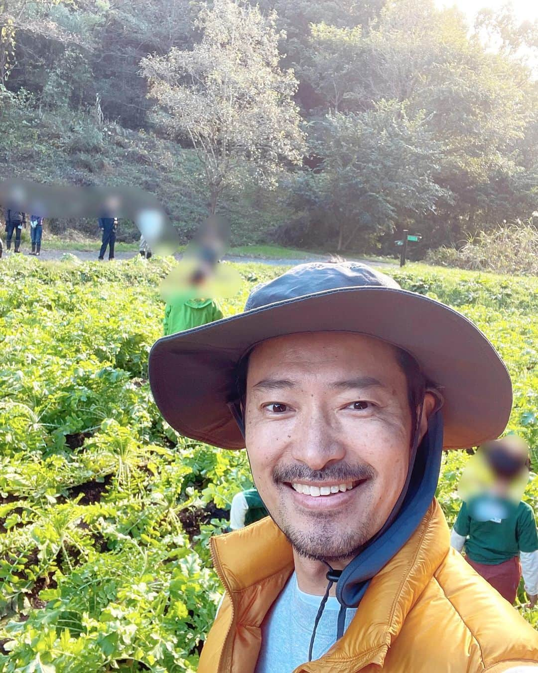 前川泰之さんのインスタグラム写真 - (前川泰之Instagram)「昨日は『日立　世界ふしぎ発見！』ご覧いただきありがとうございました😌！  さて、またまた近隣の山林保全活動に次男6歳と参加してきました〜(2回目)。  今回はまず、小麦の種を植えるための畑の畝作り。あ、写真では最後になっちゃったけど😓 人生で初めて鍬を持って挑戦！掘り過ぎちゃったり始めは上手く行かなかったけど、教えてもらい、数をこなすうちに上達✨ でも雨で土が重くて一面で終了。 いやぁ好きだわぁ、農作業！！ なんつって、お遊び程度にやってるから楽しいところはあると思うけど。ご勘弁を🙏🏻  それから大根の収穫したよ👍🏻 息子と大きいのを探すのにハッスルハッスル😤　葉も立派で炒めたら美味しそう！とかすでによだれ垂らしながら(心の中で)、全員で80本！収穫。 帰りに立派なの２本ずつもらいました😌  と、更に植樹もしてきた！  クヌギとコナラの苗木を用意してくれていて、息子と『カブトムシが来るようにクヌギにしよう😊』とクヌギを植えて名札も立ててきました。 10年も経てばかなり大きくなると聞き、  息子『パパは60歳だね』  パパ『マジか！まだまだ元気よ😤』  息子『だね』とか話しながら、、  この植えた木はまた15年ぐらいしたら伐採し、シイタケを植え付けるホダ木にするんだとか✨ 自然のサイクルの一部を担ったようで嬉しかったー✨✨ こうやって山や林に人間がきちんと手を入れてあげる事で自然は保っていけるし、また恵みを与えてくれるんだなぁ。。と、しみじみ😌  あーー、楽しい！！さ、次回はなんの作業かな😌  あ、あまりにドロドロでさすがに長靴買いました👍🏻  #自然好き　#里山保全　#山林保全　#農作業　#居場所見つけたかも」11月19日 12時35分 - maekawa_yasuyuki_official