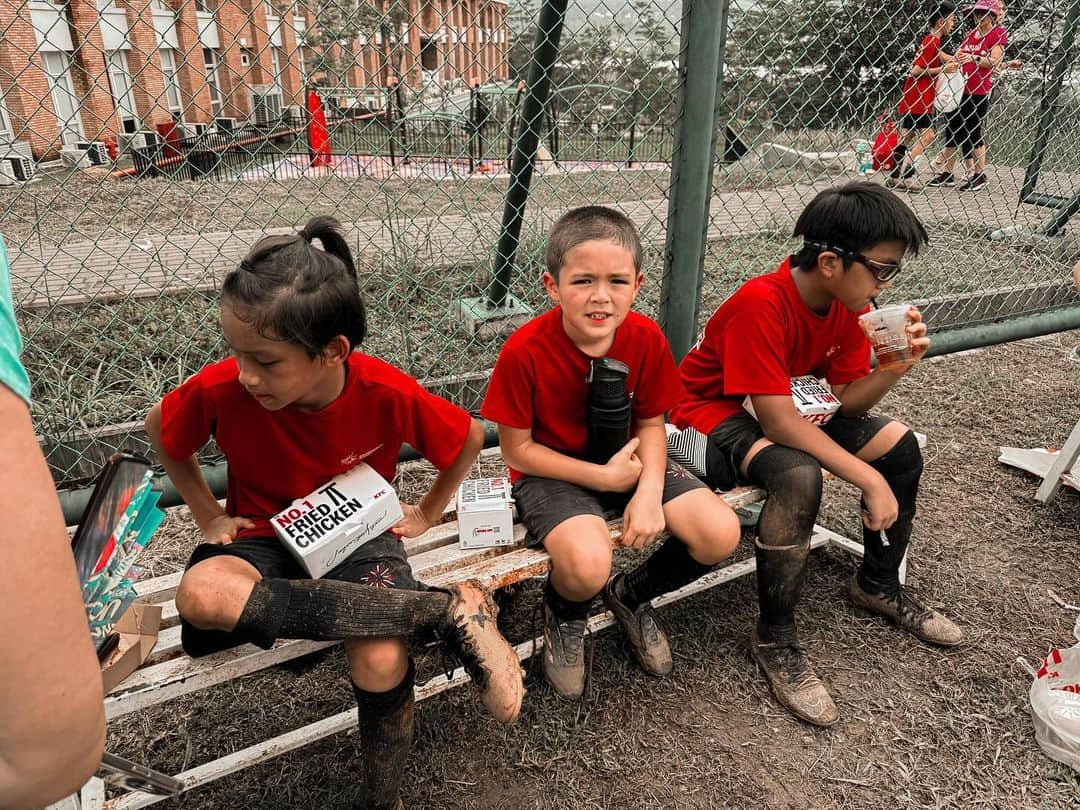 ジェシカ・イスカンダルのインスタグラム：「Kalau punya anak atlet pagi-pagi kita uda berangkat ke sentul ikut pertandingan persahabatan sekolah. Ahayyy」