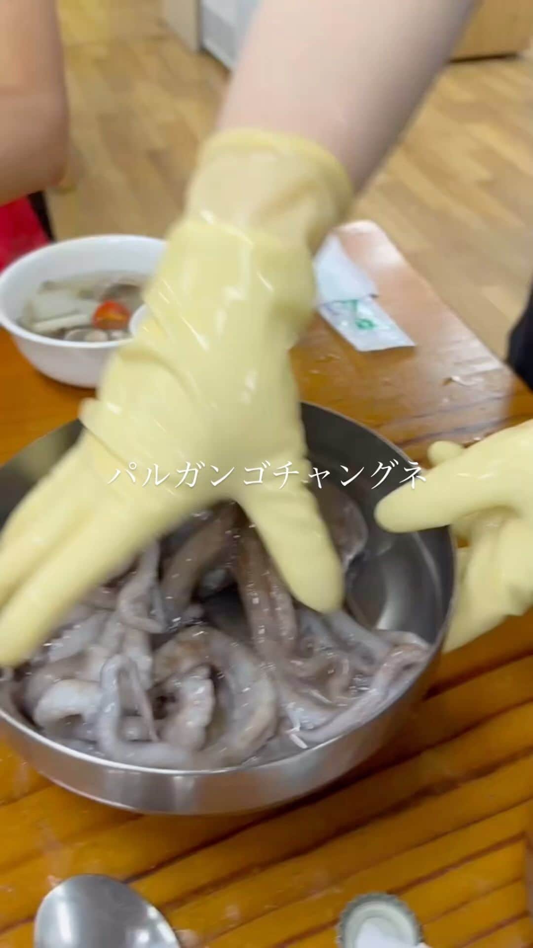 "TERIYAKI" テリヤキ編集部のインスタグラム：「【テリヤキスト・堀江貴文さんのコメント】  仁川空港近くにある生のタコ入り辛み鍋専門店。  グツグツ煮込んだキムチ入りの辛い鍋に生のタコをハサミで切りながら入れていく。  旨みたっぷりニンニクたっぷりのその鍋に〆は韓国きしめん、そして小豆入りのお米を炒飯風に炒めて食べる。  ビールが進むくん。 ​⁠ #韓国グルメ #鍋料料理」