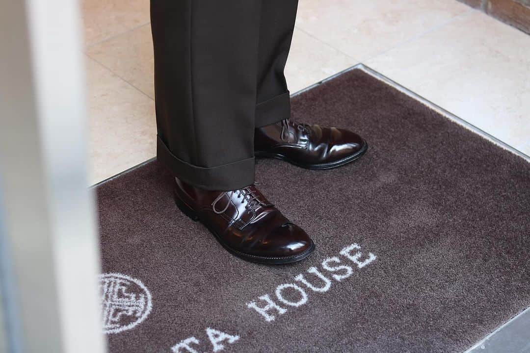 ラコタハウスのインスタグラム：「Alden  Model: 53501 Style: Plain Toe Ox. Material: Cordovan Color:Burgundy  各種お問い合わせは、プロフィール欄記載リンクのLINEをご利用ください。  #alden #aldenshoes #thelakotahouse #cordovan #オールデン #ラコタハウス #コードバン #革靴」