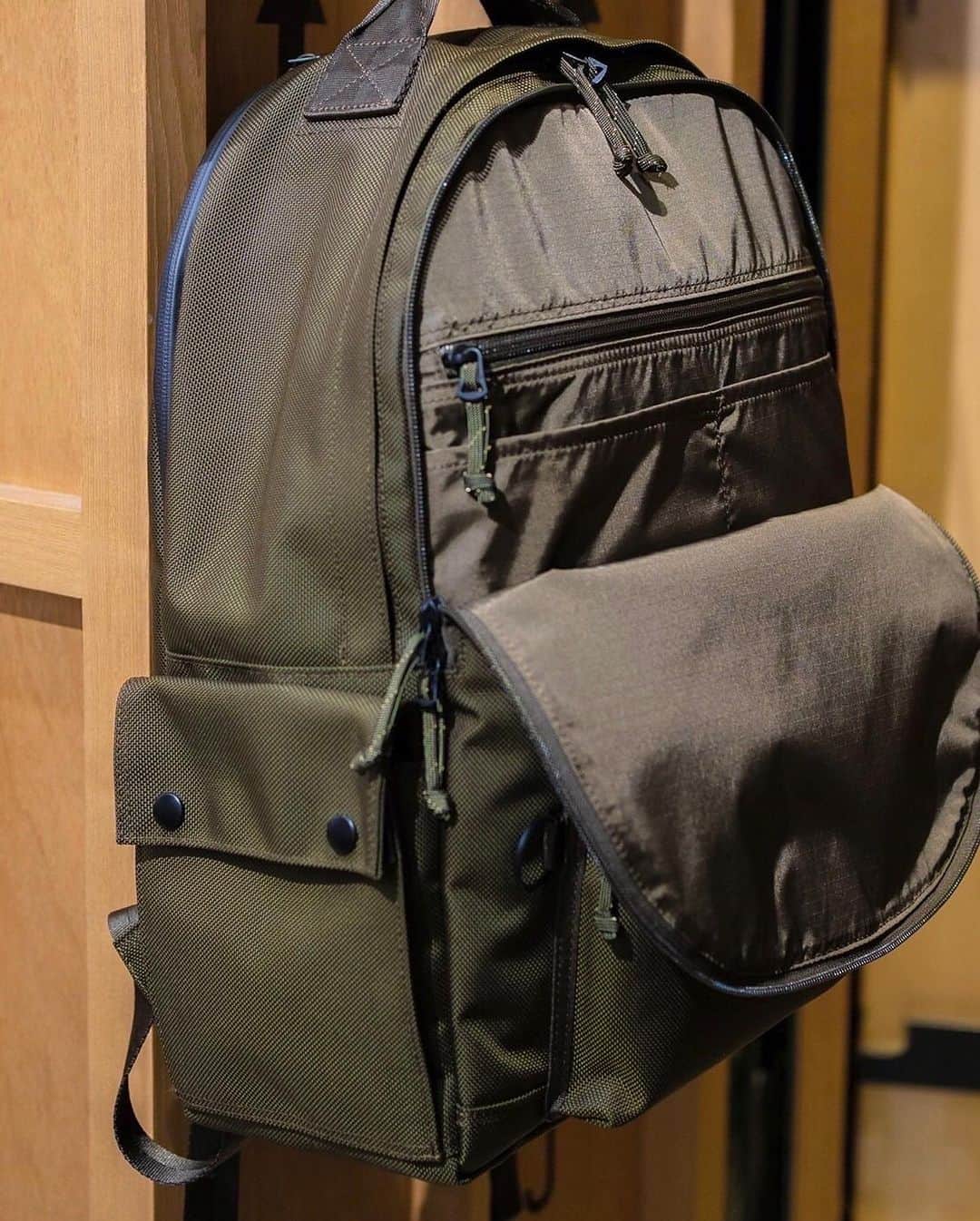 PORTER STANDさんのインスタグラム写真 - (PORTER STANDInstagram)「オン・オフ問わずあらゆるシーンで使用できるシンプルなデザインと、デイリーユースとしての機能を充実させたミリタリーテイストのデイパックシリーズ「EXPLORER」 ⁡ ユニセックスで使えるシンプルなデザインと機能的なポケットを多数備えた仕様で、シーンを問わず使えます。荷物の量や好みに合わせて選べる3サイズ展開です。 ⁡ ぜひ、店頭にてご覧ください。 ⁡ EXPLORER DAYPACK(S) ¥40,700(tax included) ⁡ DAYPACK(L) ¥49,500(tax included) ⁡ ※各店の営業時間はプロフィールのURLからご覧いただけます。 ※店舗によって取扱アイテムが異なる場合がございます。詳細につきましてはお近くの店舗にお問い合わせください。 ⁡ #porter #porterstand #shinjuku #shinagawa #kyoto #吉田カバン #ポーター #ポータースタンド」11月19日 12時43分 - porter_stand