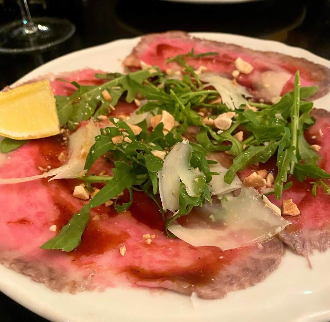 東京肉レポートさんのインスタグラム写真 - (東京肉レポートInstagram)「気になってた恵比寿の｢LOVAT｣！前菜で黒毛和牛のタルタル＆カルパッチョ、そしてメインでは米沢牛のシンシンのローストをチョイスしたよ！タルタル＆カルパッチョの味付けも美味しかったし、シンシンの火入れも並の肉ビストロとは一線を画していて、当日に運良く予約が取れたのですがとても素敵なディナーになりました！ブラータチーズも実はかなりヒットだったから近々またリピートしたい！  Only three minutes walk from Ebisu station, you will find “LOVAT”, a popular bistro that offers tasty Wagyu dishes ! You should try this Wagyu tartare to start the dinner with !  価格帯：7,000〜13,000円 オススメメニュー：黒毛和牛のカルパッチョ、ブラータチーズ  #ロバット #恵比寿 #恵比寿グルメ #東京グルメ #恵比寿ビストロ #ビストロ #ステーキ #肉 #和牛 #牛 #グルメ #東京肉レポート #肉レポ #LOVAT #ebisu #tokyoogourmet #yakiniku #teppanyaki #sukiyaki #wagyu #steak #beef #barbecue #bbq #tokyo #japanfood #tokyofood #tokyo_wagyu_report」11月19日 12時44分 - tokyo_wagyu_report