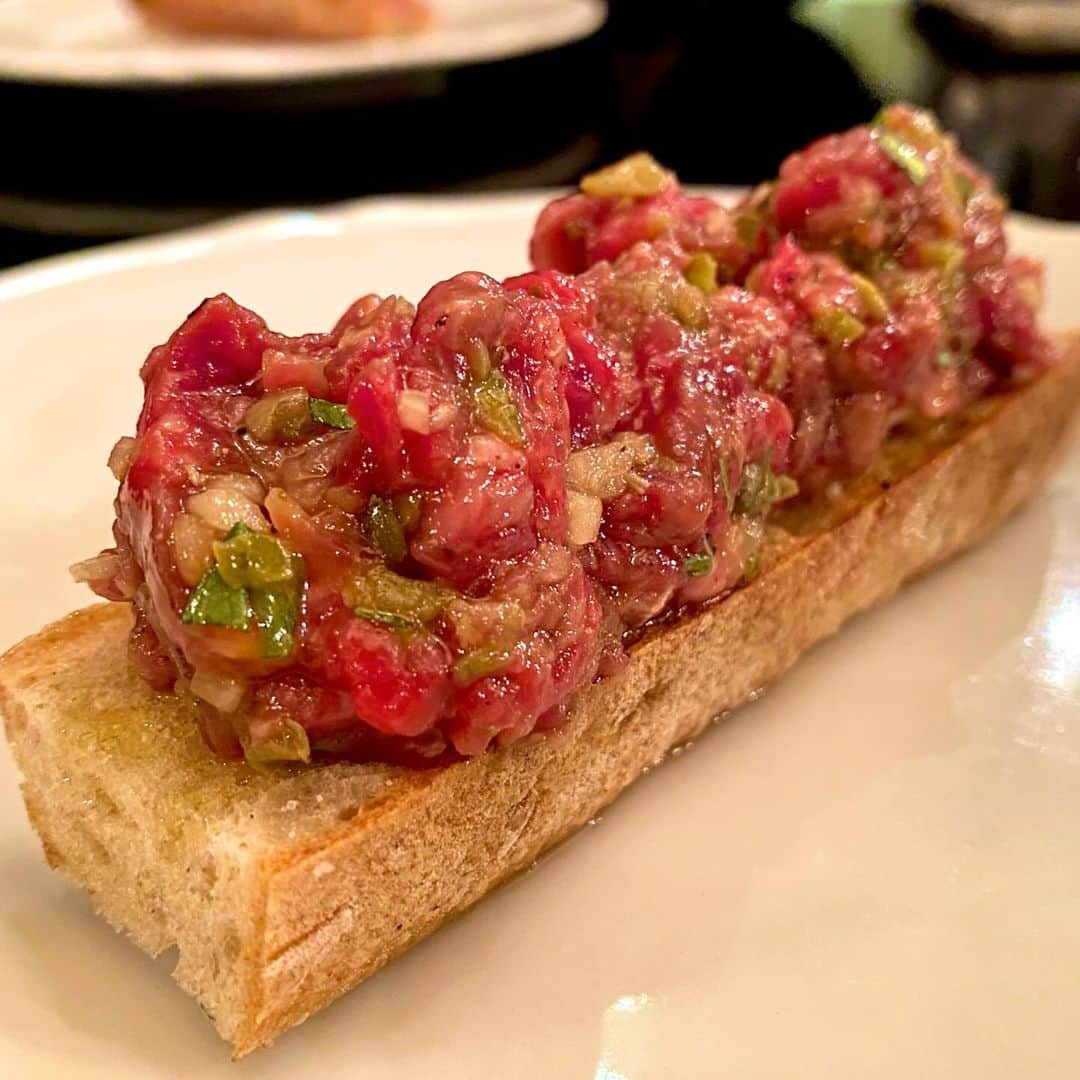 東京肉レポートさんのインスタグラム写真 - (東京肉レポートInstagram)「気になってた恵比寿の｢LOVAT｣！前菜で黒毛和牛のタルタル＆カルパッチョ、そしてメインでは米沢牛のシンシンのローストをチョイスしたよ！タルタル＆カルパッチョの味付けも美味しかったし、シンシンの火入れも並の肉ビストロとは一線を画していて、当日に運良く予約が取れたのですがとても素敵なディナーになりました！ブラータチーズも実はかなりヒットだったから近々またリピートしたい！  Only three minutes walk from Ebisu station, you will find “LOVAT”, a popular bistro that offers tasty Wagyu dishes ! You should try this Wagyu tartare to start the dinner with !  価格帯：7,000〜13,000円 オススメメニュー：黒毛和牛のカルパッチョ、ブラータチーズ  #ロバット #恵比寿 #恵比寿グルメ #東京グルメ #恵比寿ビストロ #ビストロ #ステーキ #肉 #和牛 #牛 #グルメ #東京肉レポート #肉レポ #LOVAT #ebisu #tokyoogourmet #yakiniku #teppanyaki #sukiyaki #wagyu #steak #beef #barbecue #bbq #tokyo #japanfood #tokyofood #tokyo_wagyu_report」11月19日 12時44分 - tokyo_wagyu_report