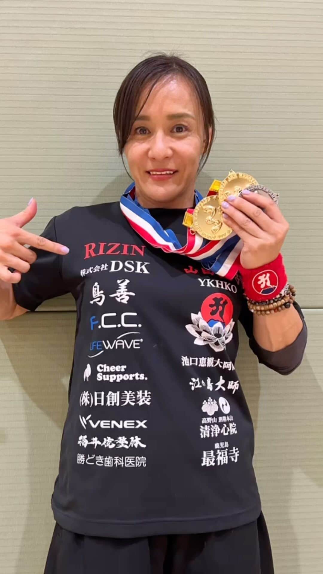 山田よう子のインスタグラム：「昔の全日本は上の階級に食らいつき勝ちにこだわっていて試合が楽しかった❣️しかしここ10年以上面白くなかった。海外の試合だけが楽しかった。だから日本人の選手にも興味がなくなり海外ばかり行ってた　今年の全日本は楽しかった❣️ここ最近で一番楽しかったよ〜〜　私には子供がいて試合会場にもいるなかみんな面倒を見てくれて助かった。ありがとう😊無差別面白いな〜と昔の様に思った試合でしたっ　　アドバイスをくれた選手ありがとう😊」