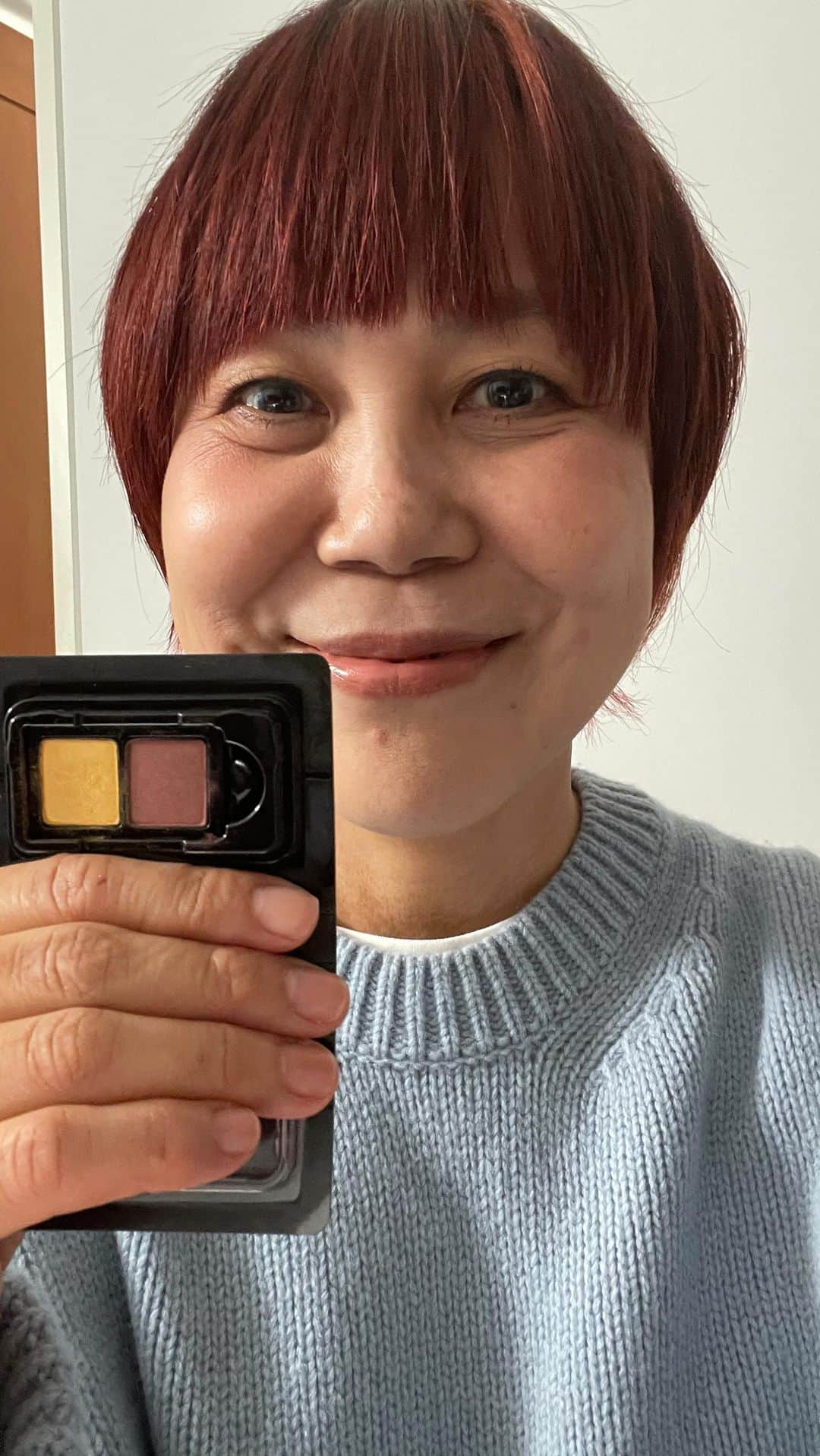 山本浩未のインスタグラム：「毎日BEAUTY LIVE  2023/11/19  12:15から10分間の毎日Beauty Live ✨ チョイ遅れちゃいました😜  今日のお題《 黄色✖️小豆色のアイカラー 》  小豆色を大胆につけて黄色でなじませる🤎💛 ブレンディングブラシで仕上げます👀✨  #カネボウアイカラーデュオ23 #エトヴォスブレンディングブラシ #新色リップリレー #カネボウルージュスターv09  #毎日ビューティライブ  #山本浩未 #ヤマモトヒロミ #60歳毎日楽しい理由 #メイクの白黒赤 #ちょっとの手間できれいが違う #おとな美容 #きれいは力  #きれいに終わりはない #たるみはメイクでなくせます」