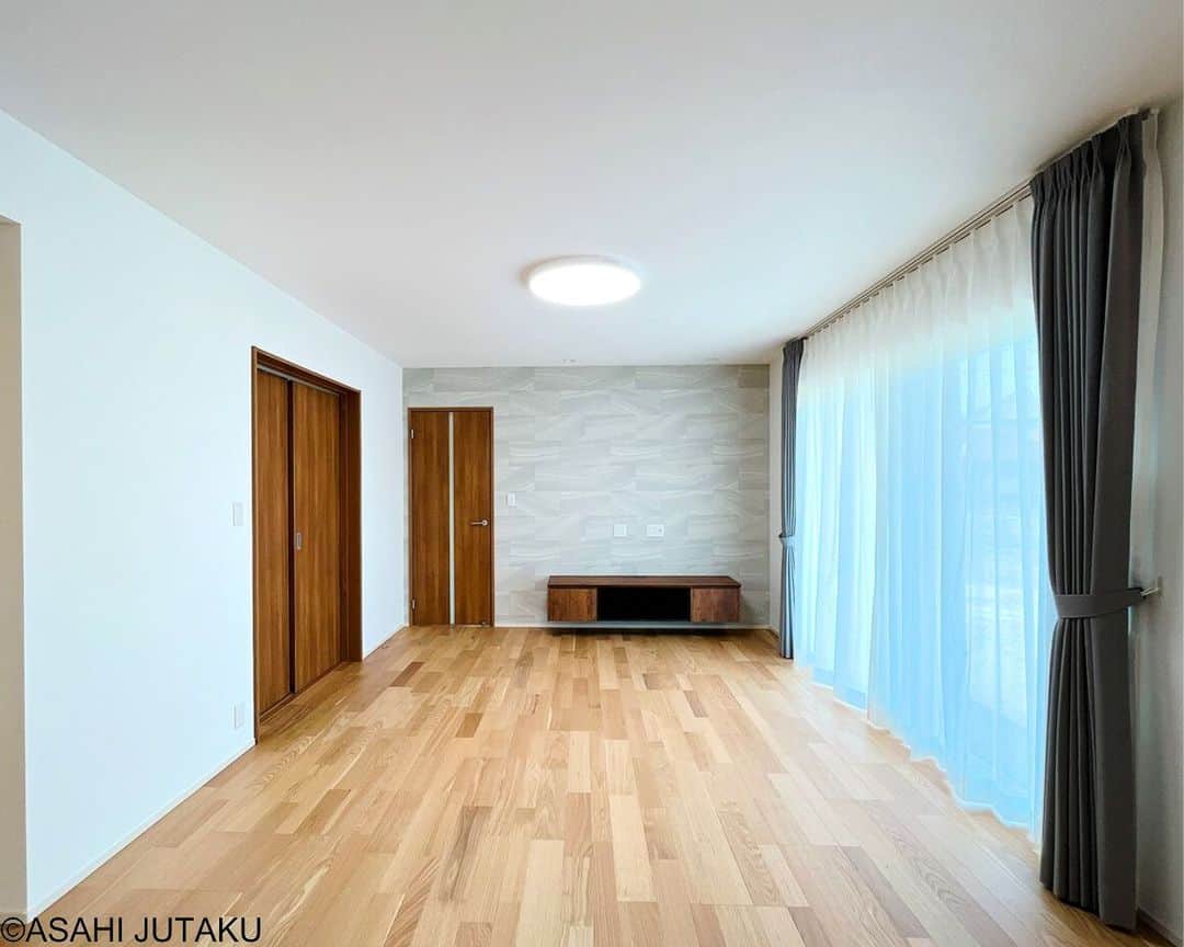 朝日住宅株式会社のインスタグラム：「《リビング》 ブロックタイル調のクロスがリビングのアクセントになっています。 ナチュラルモダンの落ち着くリビングとなりました。  ✜✜✜✜✜✜✜✜✜✜✜✜✜✜✜✜✜✜✜✜✜✜✜✜  施工例をもっと見たい方は こちら⇒ @asahijutaku  浜松笠井展示場をご見学希望の方は こちら⇒ @asahijutaku.hamamatsu  ✜✜✜✜✜✜✜✜✜✜✜✜✜✜✜✜✜✜✜✜✜✜✜✜  #リビング #朝日住宅 #住宅 #住宅会社 #デザイン住宅 #高性能住宅 #インテリア #マイホーム #家づくり #施工例 #新築 #注文住宅 #自由設計 #高気密高断熱 #免疫住宅 #全館空調 #静岡県西部住宅会社 #静岡県西部注文住宅 #磐田市 #磐田市住宅会社 #磐田市注文住宅 #浜松市 #浜松市モデルハウス #浜松市住宅会社 #浜松市注文住宅」