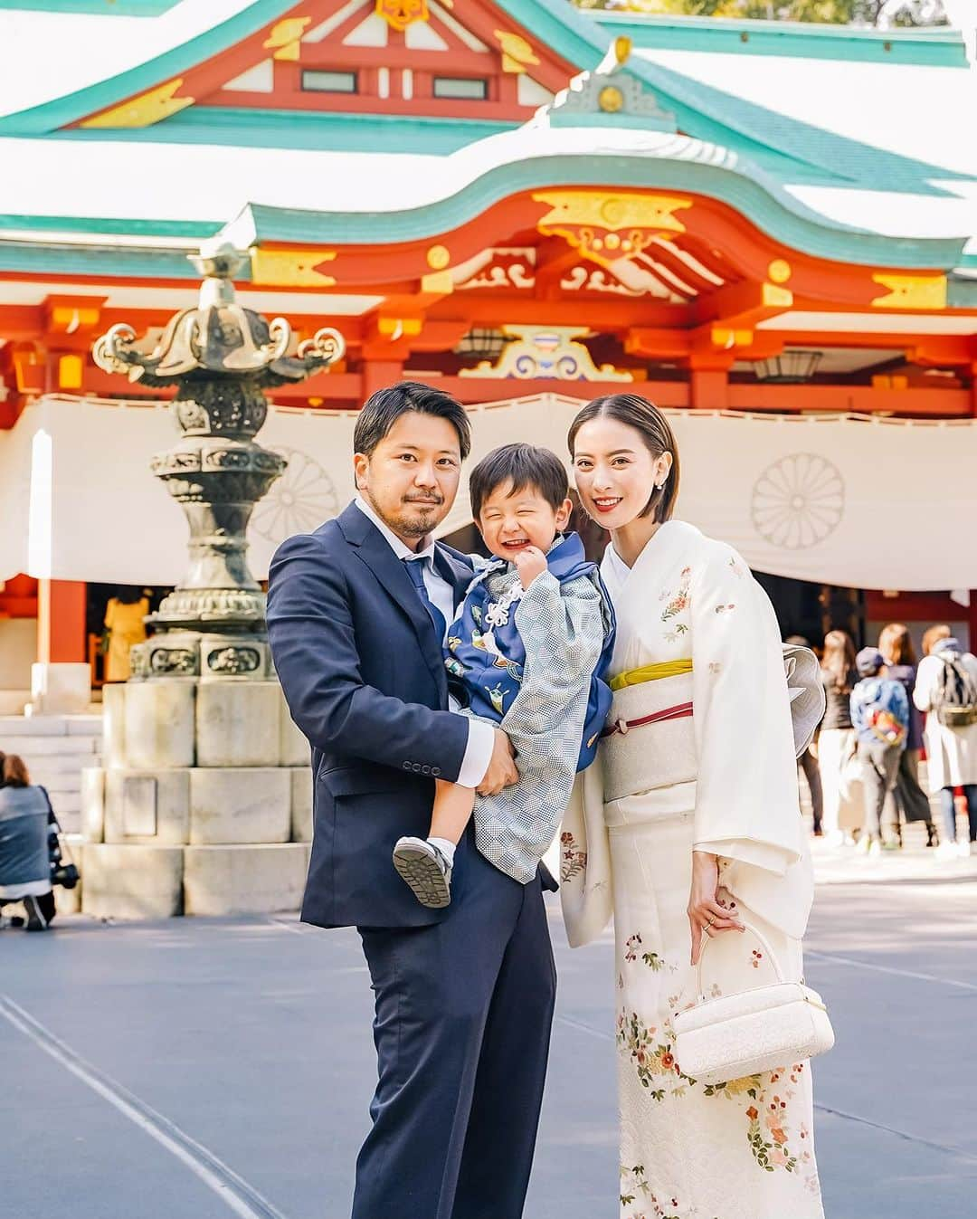 ソンイさんのインスタグラム写真 - (ソンイInstagram)「息子の七五三を家族でお祝いできました👦🏻⛩️❤️  健康にすごく恵まれていて滅多に体調崩さないし、 元気に素直に育ってくれている事に心から感謝です😌✨  3月生まれなのでまだ5歳じゃないけど数え年でお祝いしました👦🏻✨  最後の写真は2年前にした2歳8ヶ月での七五三😭💕 (私のお着物もあえて同じ物をレンタル)  たった2年前の事なのにこの時はオムツもしていたし、振り返ってみると親も子も一緒に成長した事がたくさんで感慨深い🥺涙  家族も増えてこうして記念を都度残せてる事がすごく嬉しいね🕊️  いつも大切な家族の節目を愛と優しさたっぷりに写真に収めてくれてる @sparklingmoment_non ちゃん本当にありがとう📷🤍  #七五三 #家族写真 #4歳7ヶ月 #5歳男の子 #2人育児 #4歳差育児 #七五三撮影 #七五三男の子 #記念写真」11月19日 12時41分 - sunwei1013