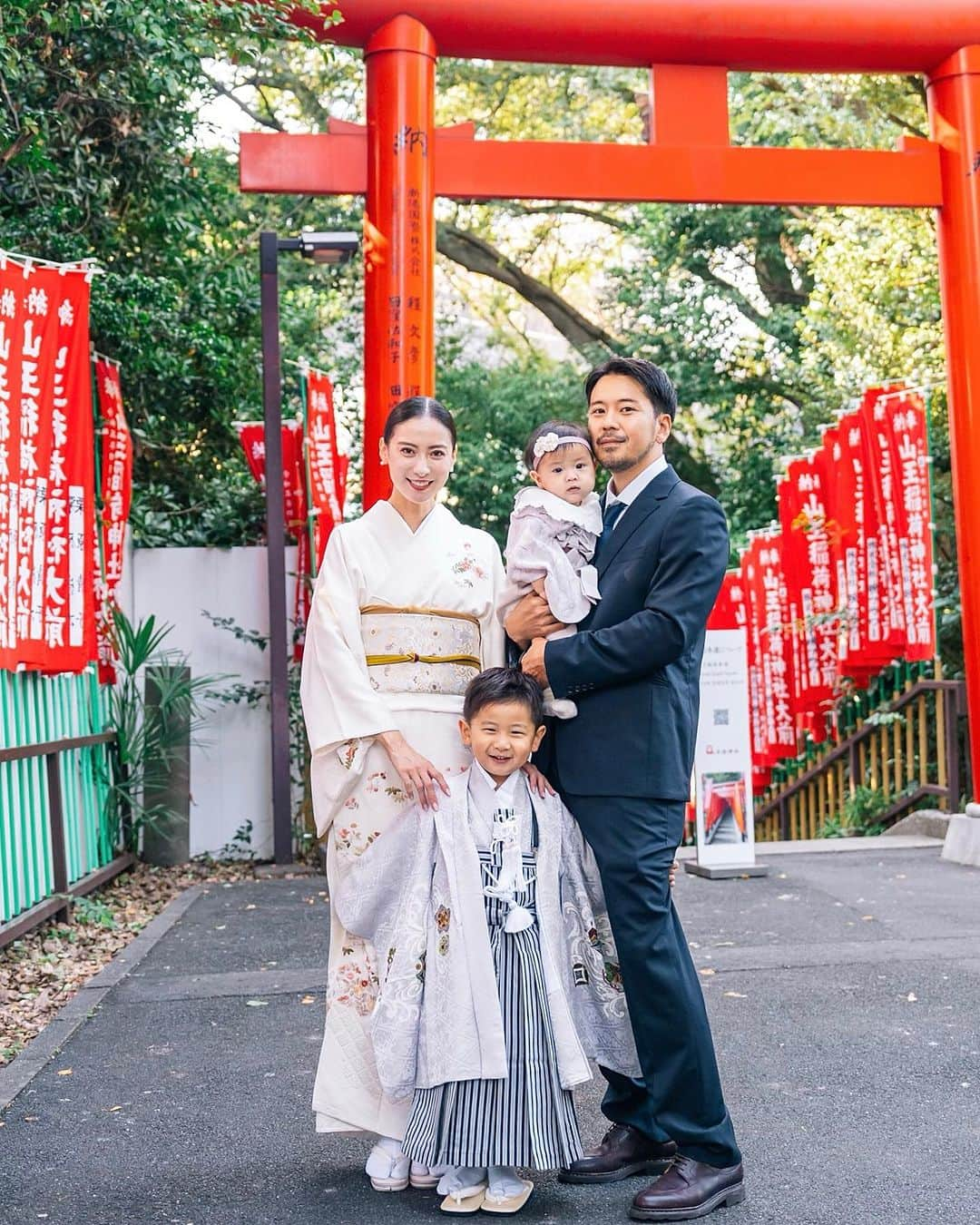 ソンイのインスタグラム：「息子の七五三を家族でお祝いできました👦🏻⛩️❤️  健康にすごく恵まれていて滅多に体調崩さないし、 元気に素直に育ってくれている事に心から感謝です😌✨  3月生まれなのでまだ5歳じゃないけど数え年でお祝いしました👦🏻✨  最後の写真は2年前にした2歳8ヶ月での七五三😭💕 (私のお着物もあえて同じ物をレンタル)  たった2年前の事なのにこの時はオムツもしていたし、振り返ってみると親も子も一緒に成長した事がたくさんで感慨深い🥺涙  家族も増えてこうして記念を都度残せてる事がすごく嬉しいね🕊️  いつも大切な家族の節目を愛と優しさたっぷりに写真に収めてくれてる @sparklingmoment_non ちゃん本当にありがとう📷🤍  #七五三 #家族写真 #4歳7ヶ月 #5歳男の子 #2人育児 #4歳差育児 #七五三撮影 #七五三男の子 #記念写真」