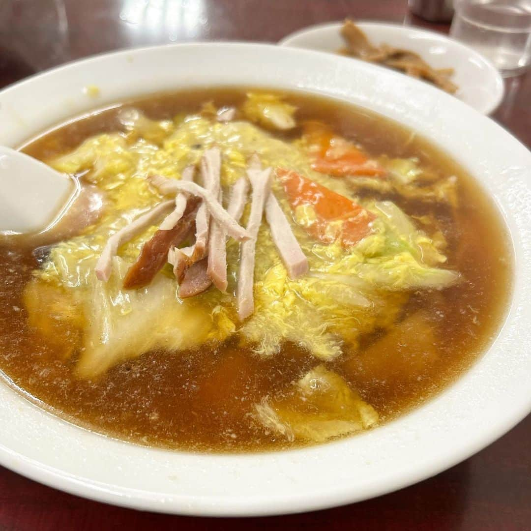 葉月里緒奈のインスタグラム：「ゴル練前に『玉泉亭』で腹ごしらえ。 #麺好き#麺スタグラム#麺すたぐらむ #玉泉亭#バンメン#自家製メンマ#ゴル練#250球打ちまくる #rionahazuki」