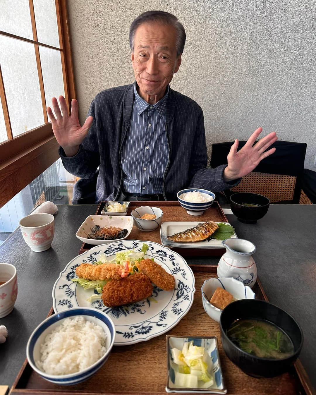 倉本康子さんのインスタグラム写真 - (倉本康子Instagram)「⭐️ 父と毎月、自由が丘の「インビテーション(美容院)」に行く前に恒例のお店「遊」でランチ。  いつもは　お好み御膳という、10種以上のおかずから好きな2品を選ぶという、とてもお得なメニューにするのですが、今日の私は久しぶりにミックスフライ御膳。 父とおかずを分け合いながら。  今は美容院で温め中〜…(カラーリング中)  隣で父は眠ってます。  という報告でしたー。  #遊 #自由が丘 #自由が丘ランチ #自由が丘の美容院 #インビテーション #午後の微睡み」11月19日 12時49分 - yasuko_kuramoto_yakko