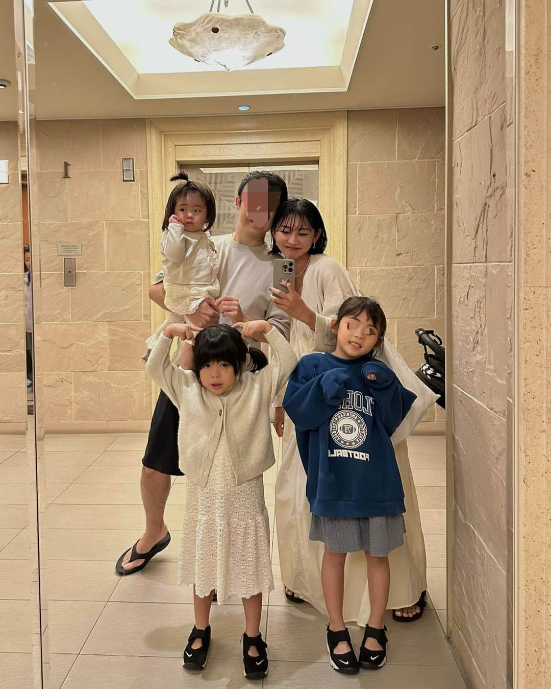 樹村あやののインスタグラム：「石垣島で撮った家族写真これだけだった😂  #家族旅行#子連れ旅行#石垣島#羽田空港#3児のママ#三姉妹#プール#石垣島旅行#寝起き#1歳7ヶ月#女の子#家族写真 #記念撮影」