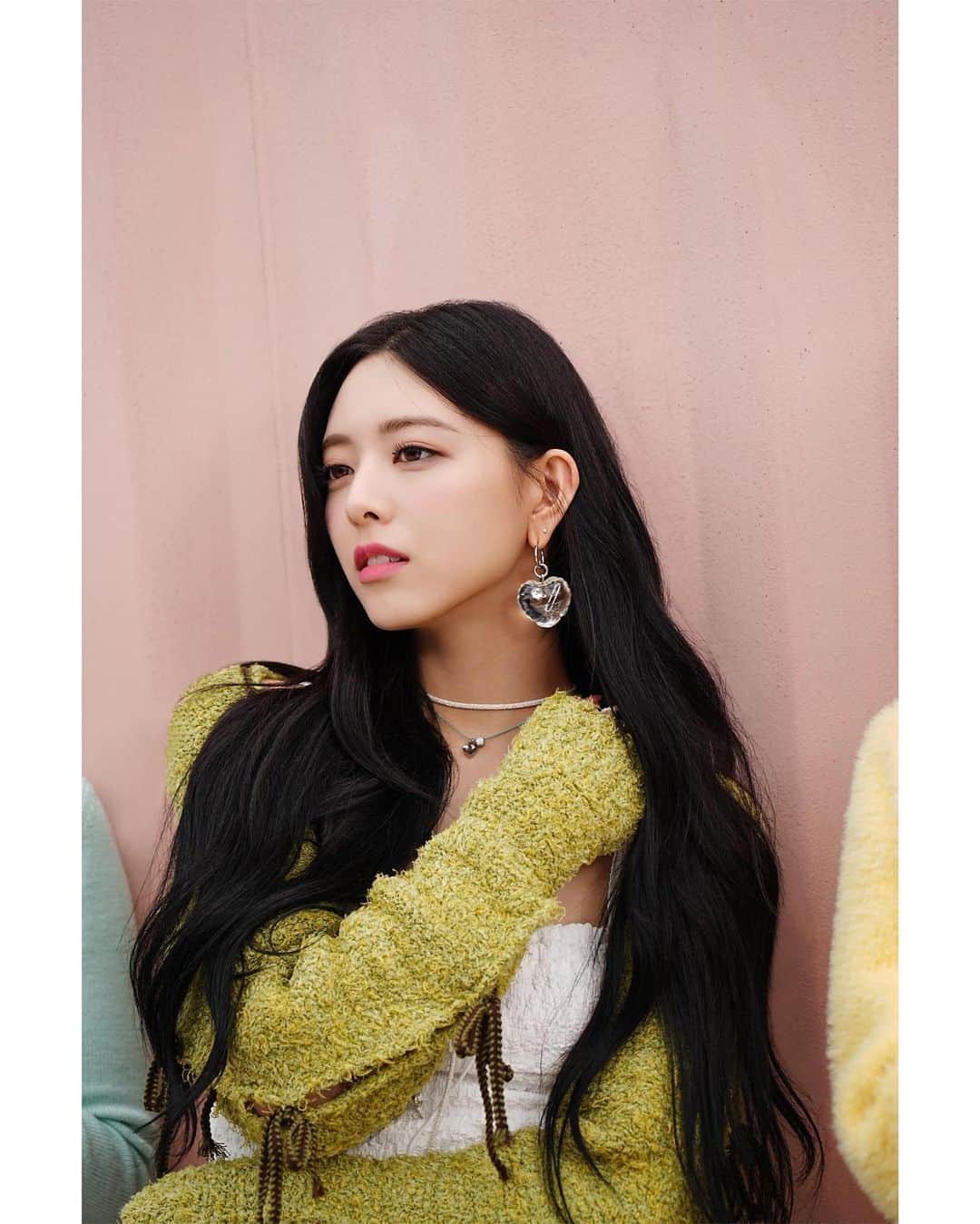 ITZYのインスタグラム：「. ITZY JAPAN 1st Album『RINGO』 Out Now  「Sugar-holic」Behind Photo📸 #YUNA  #ITZY #RINGO #ITZY_RINGO #Sugarholic」