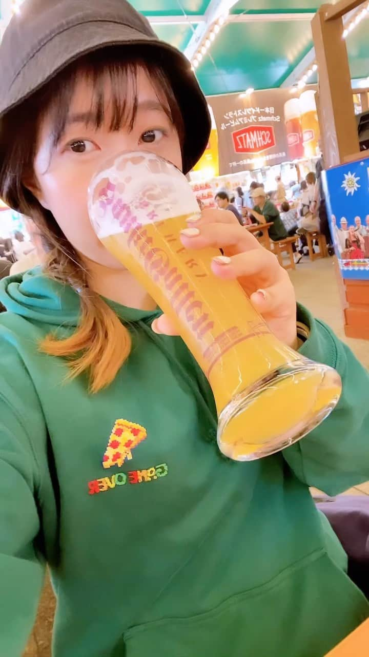 鈴木のぞみのインスタグラム：「ただただビールを味わう女🍺  兄妹揃って、横浜赤レンガ倉庫で開催されたオクトーバーフェストに行ってきた時のです🙌  それぞれ気になってるビールを買って、 これは酸味がとか、香りがとかいいつつ、美味しいおつまみと共にくだらない話をして、音楽を楽しんだいい時間でした☺️  去年出会ったお気に入りのフルーツビールにも出会えて大満足です🙌  #ただただシリーズ  #オクトーバーフェスト #ビール #赤レンガ倉庫 #美味しいもの探し隊」