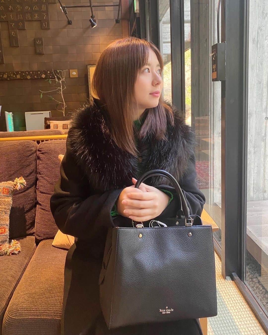 綾瀬りえのインスタグラム：「おちゅかれ！ 最近思うことを綴る  今日本、円安やから海外にいって稼ぎにいく人増えてるよね！ 例えば介護士で月80万らしく。  だんだん若者が海外にいくよねー！！！ 英語もう一度勉強し直して最近海外に行こうかと考えてる。」