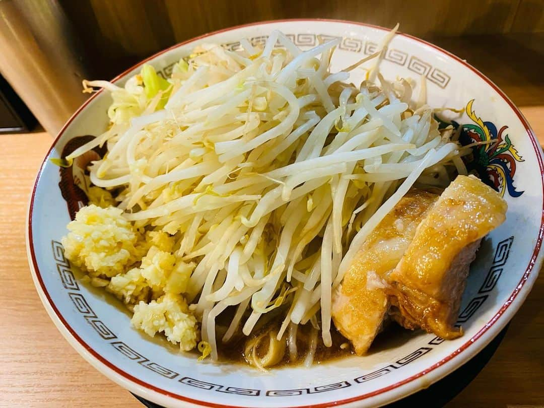 あぁ〜しらきのインスタグラム：「初めて二郎系ラーメン🍜を食べました‼️  二郎系は怖いイメージがあってびくびくしながらもお店に入って注文したのですが、優しい店員さんでした😁  そして、めちゃくちゃ美味しかった🍜  とろっとろのチャーシューは私の今まで食べたチャーシューの中で間違いなく上位に入る美味しさでした😋  そんな事を言っているそばからもう食べたい🤤  にくにくがガツンとくるから、仕事のときは食べれないけど今度はにんにくマシマシで食べたい🤤  また食べに行こうっと☺️  #豚山 #ラーメン #美味しゅうございました」