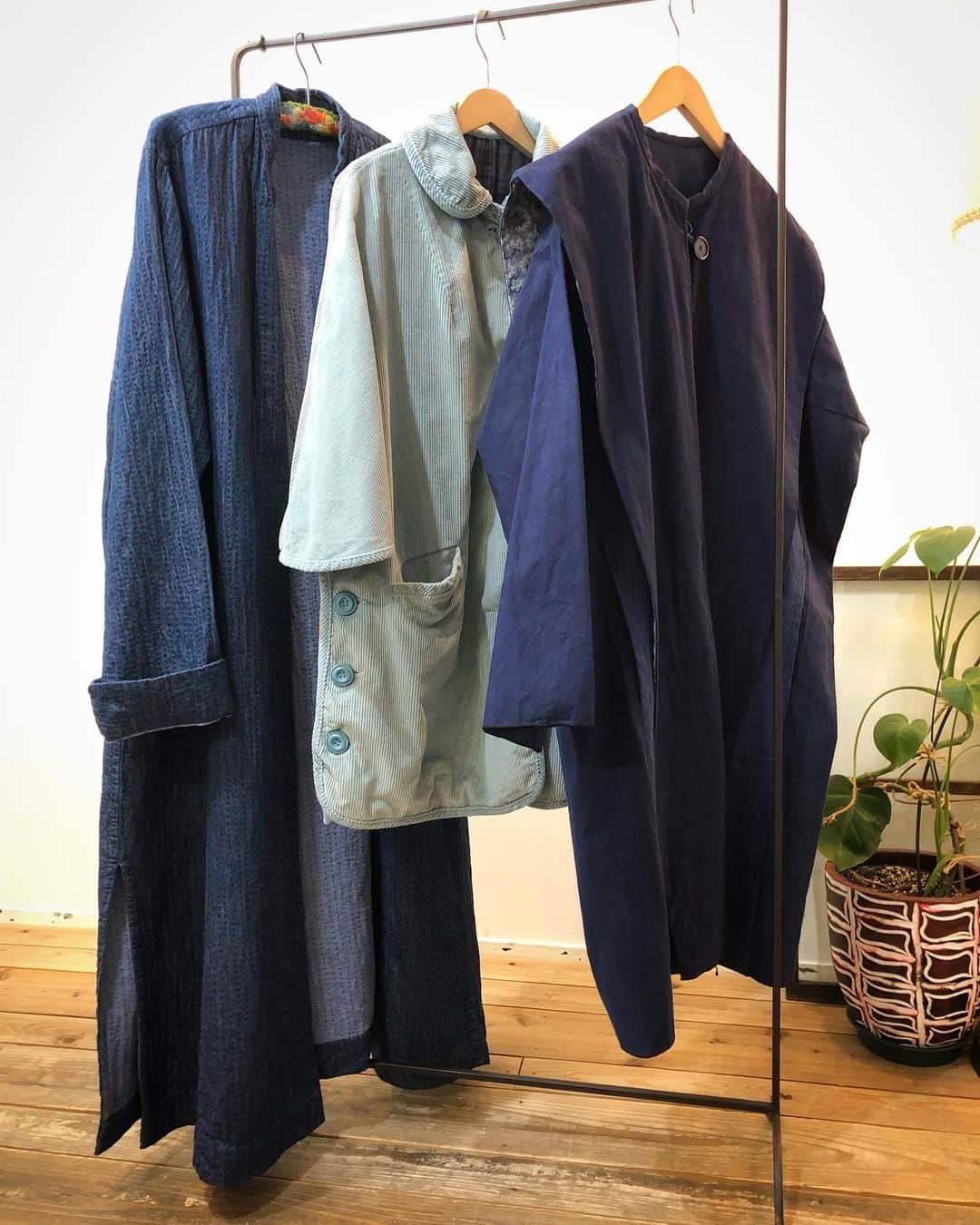 floorのインスタグラム：「本日も19:00まで皆様のご来店お待ちしています  coat入荷です☝︎ どれも裏まで凝ったgoodな逸品 真ん中のはリバーシブル お試しいただけます💙  #大阪古着屋#南船場古着屋#南船場floor#vintageclothing #vintage#vintageshop」