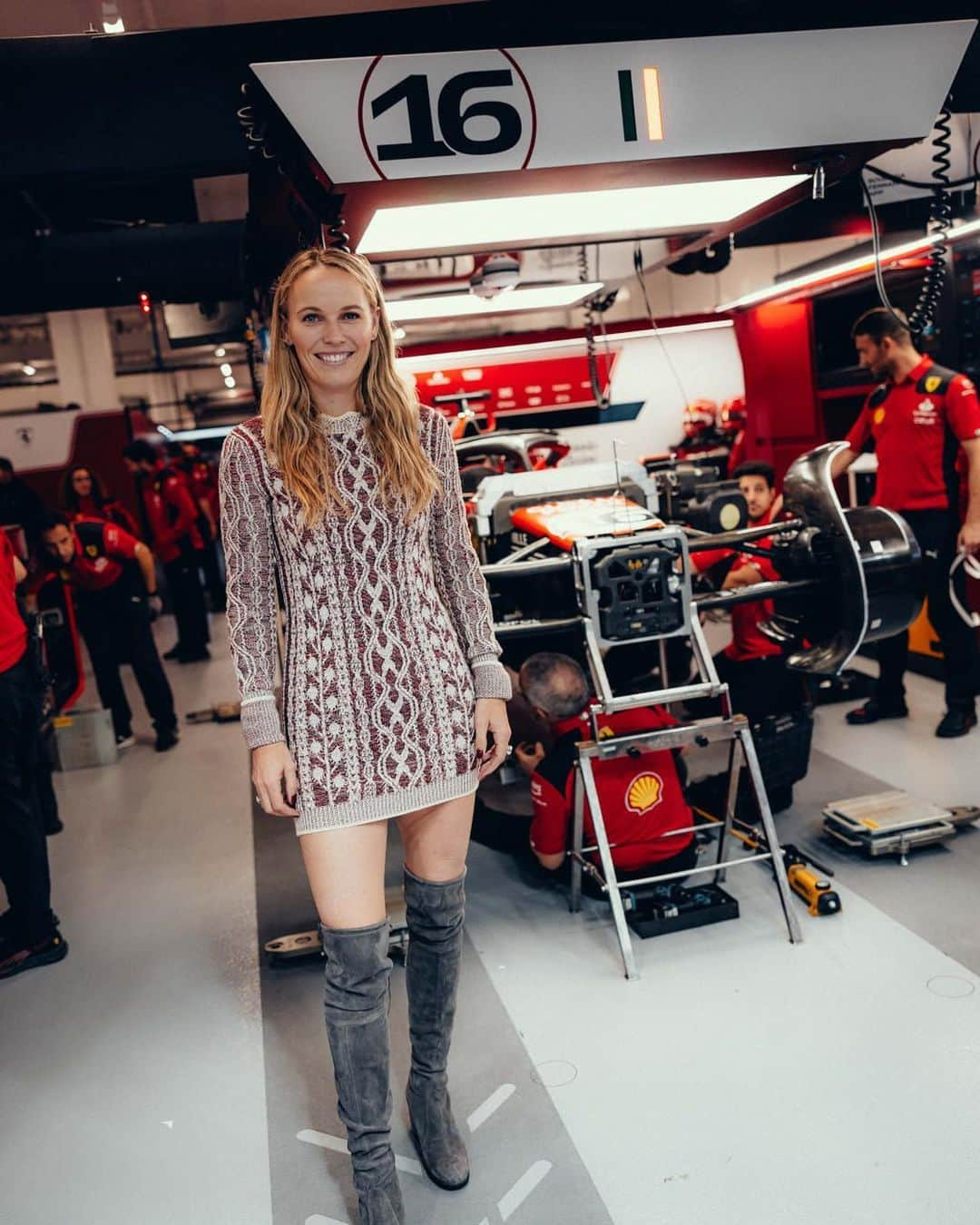 CarolineWozniackiのインスタグラム：「From the tennis court to the paddock 🎾 Happy to see you, @carowozniacki!  #F1 #LasVegasGP 🇺🇸」