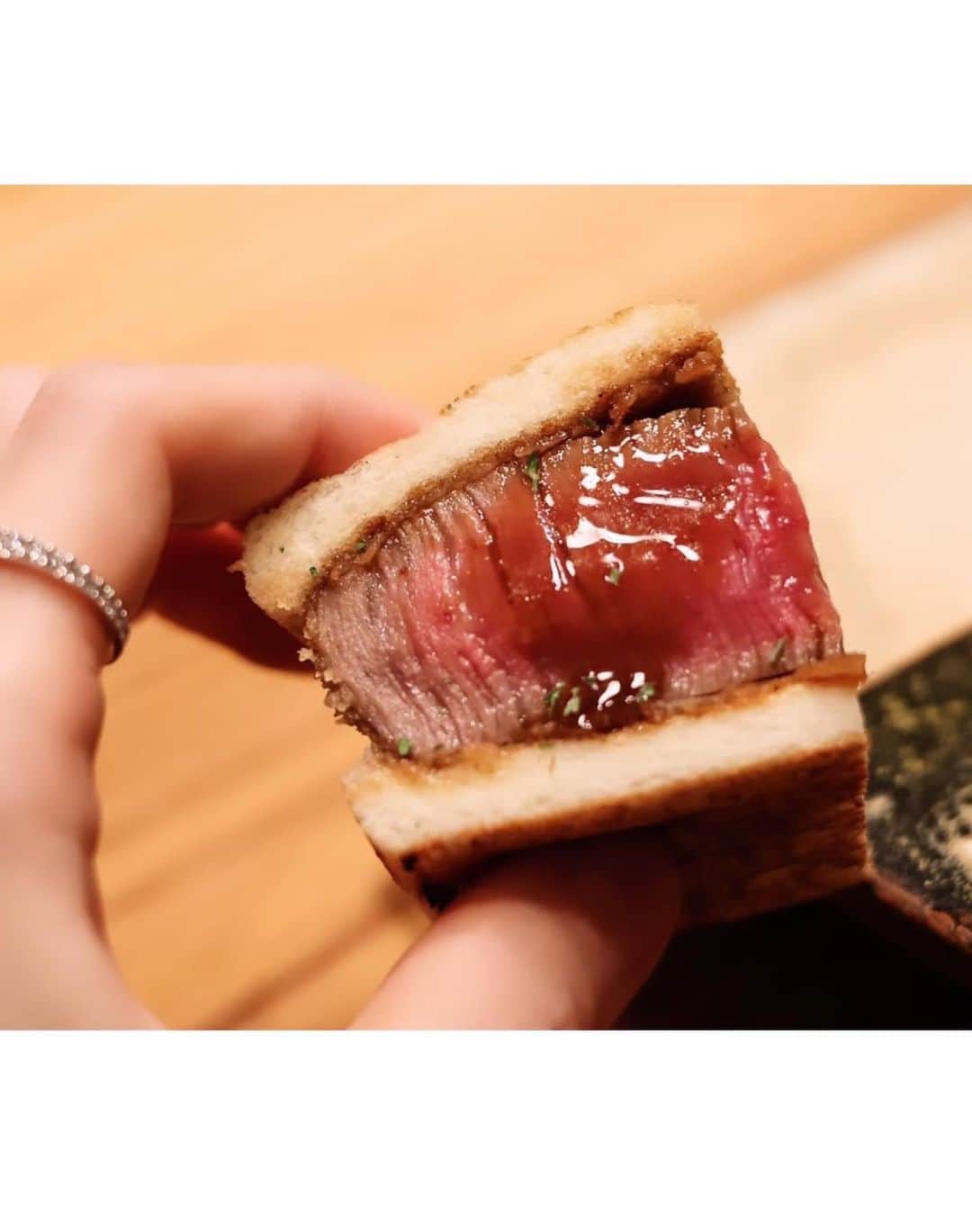 宮本笑里さんのインスタグラム写真 - (宮本笑里Instagram)「チョコと、パンと、お肉。な投稿。  美しいパフェ。カカオニブとヌガーのカリカリ食感、 濃厚チョコレート&ライチの相性も素晴らしい。 板チョコはガーナを選びました。 @nelcraftchocolatetokyo    期間限定だった カボチャデニッシュと、レカーさまの マスカルポーネ系、大好きで毎回気になってしまうのです。 @laekker_daikanyama   お肉の真髄に触れるひとときの、ご褒美。 全てが絶品で忘れられない味を表現出来るって…凄い。 最強、最高です。 @hideki_komiyama   #tokyo #japan」11月19日 13時03分 - emirimiyamoto