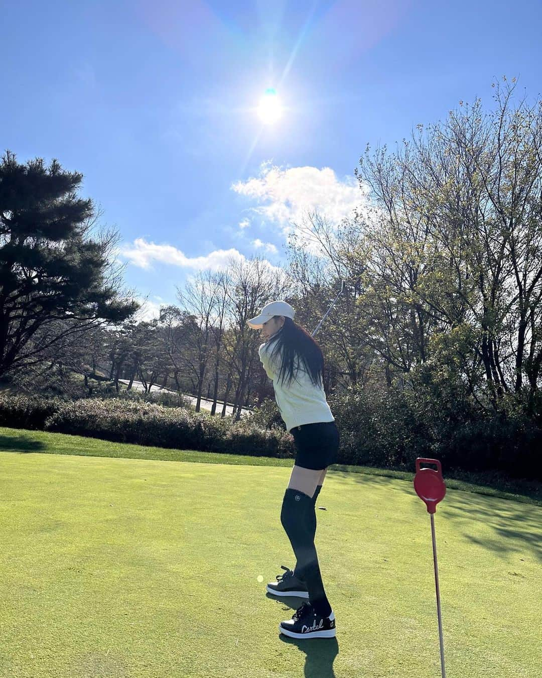 ナム・ギュリのインスタグラム：「필드 전 연습스윙 ⛳️🏌️‍♀️   🧤🧣⭐️이정도 추위쯤이야 😎」