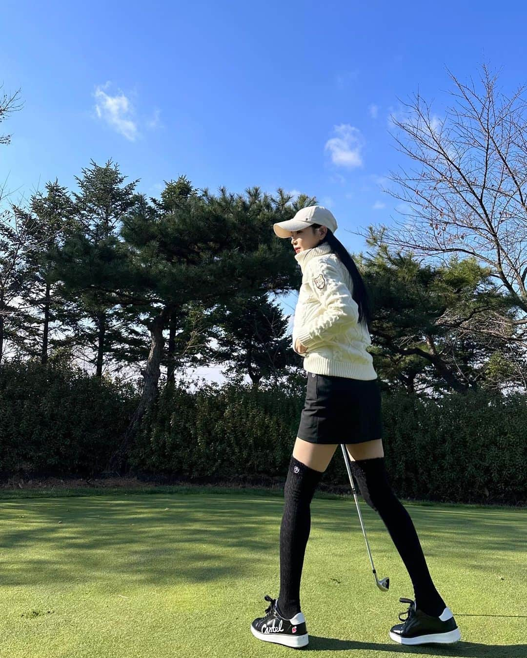 ナム・ギュリさんのインスタグラム写真 - (ナム・ギュリInstagram)「필드 전 연습스윙 ⛳️🏌️‍♀️   🧤🧣⭐️이정도 추위쯤이야 😎」11月19日 13時04分 - nam_gyuri